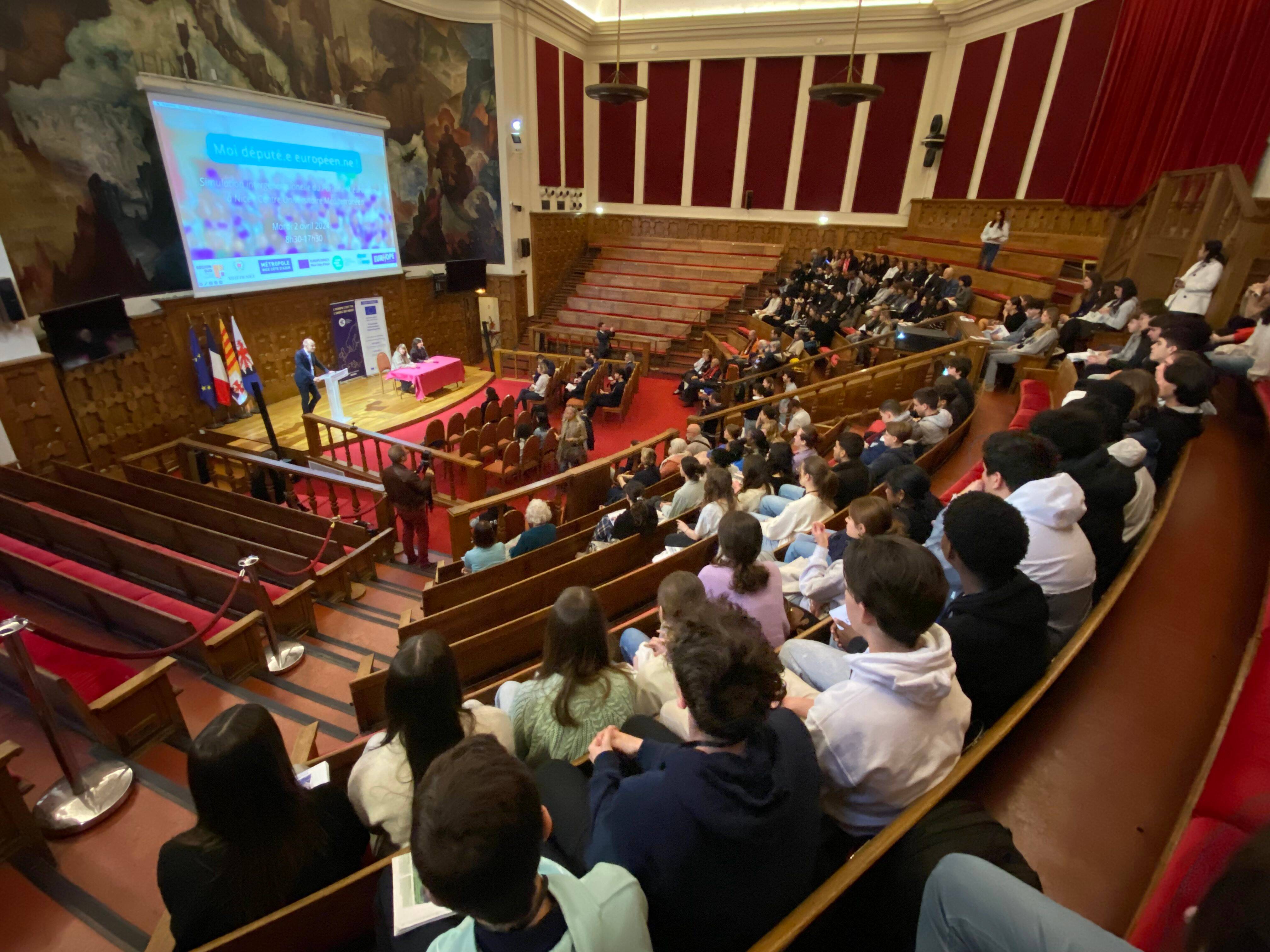 À Nice, des lycéens et des seniors, jouent aux eurodéputés d'un jour pour comprendre comment fonctionne le Parlement