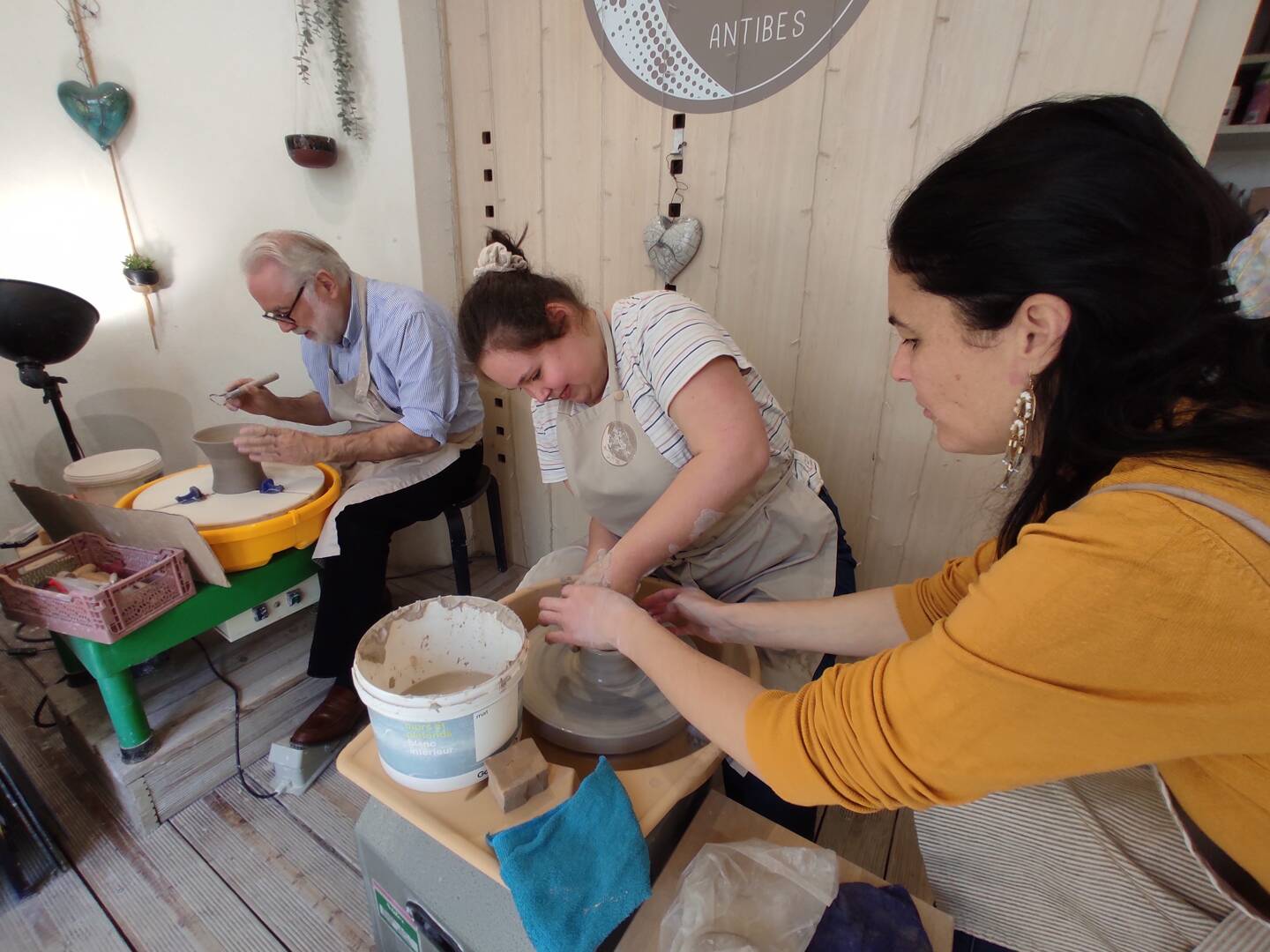 Dans son atelier du boulevard d’Aguillon, à Antibes, Luna proposera des cours de poterie ce week-end.