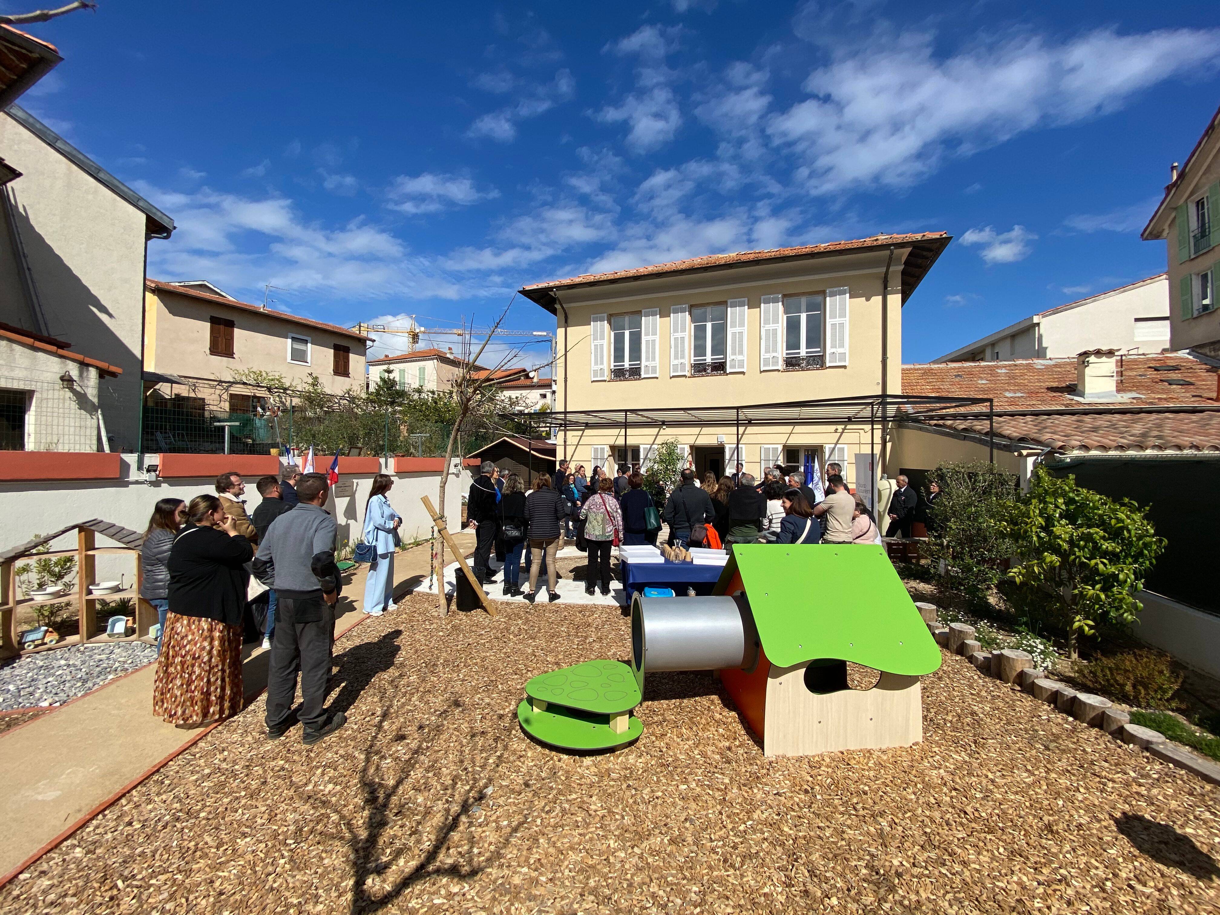 Quels sont les services offerts dans la maison dédiée à la famille à Saint-Laurent-du-Var?