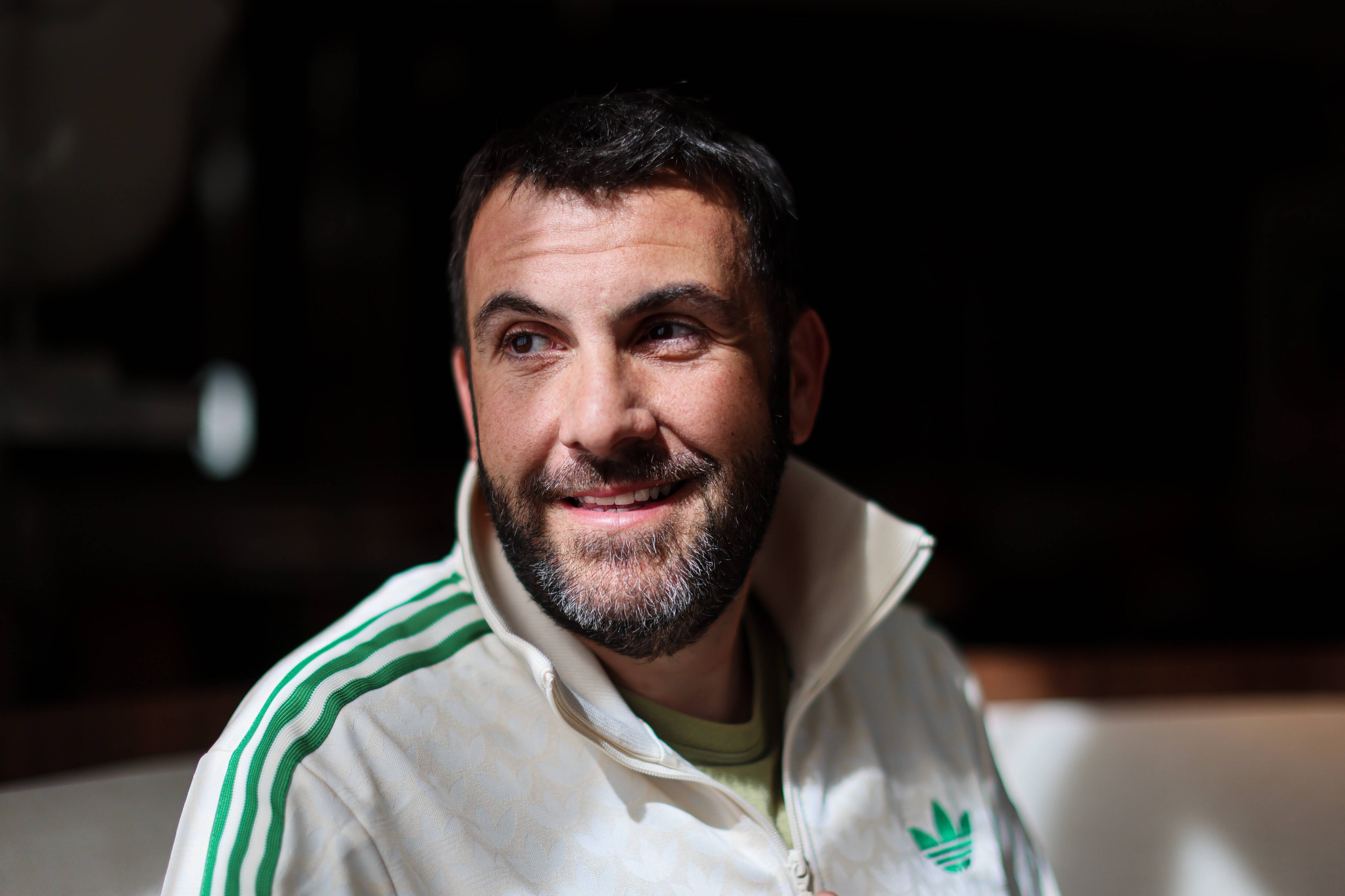 Laurent Ournac, personnage phare de "Camping Paradis", foule pour la première fois le pink carpet de Canneseries