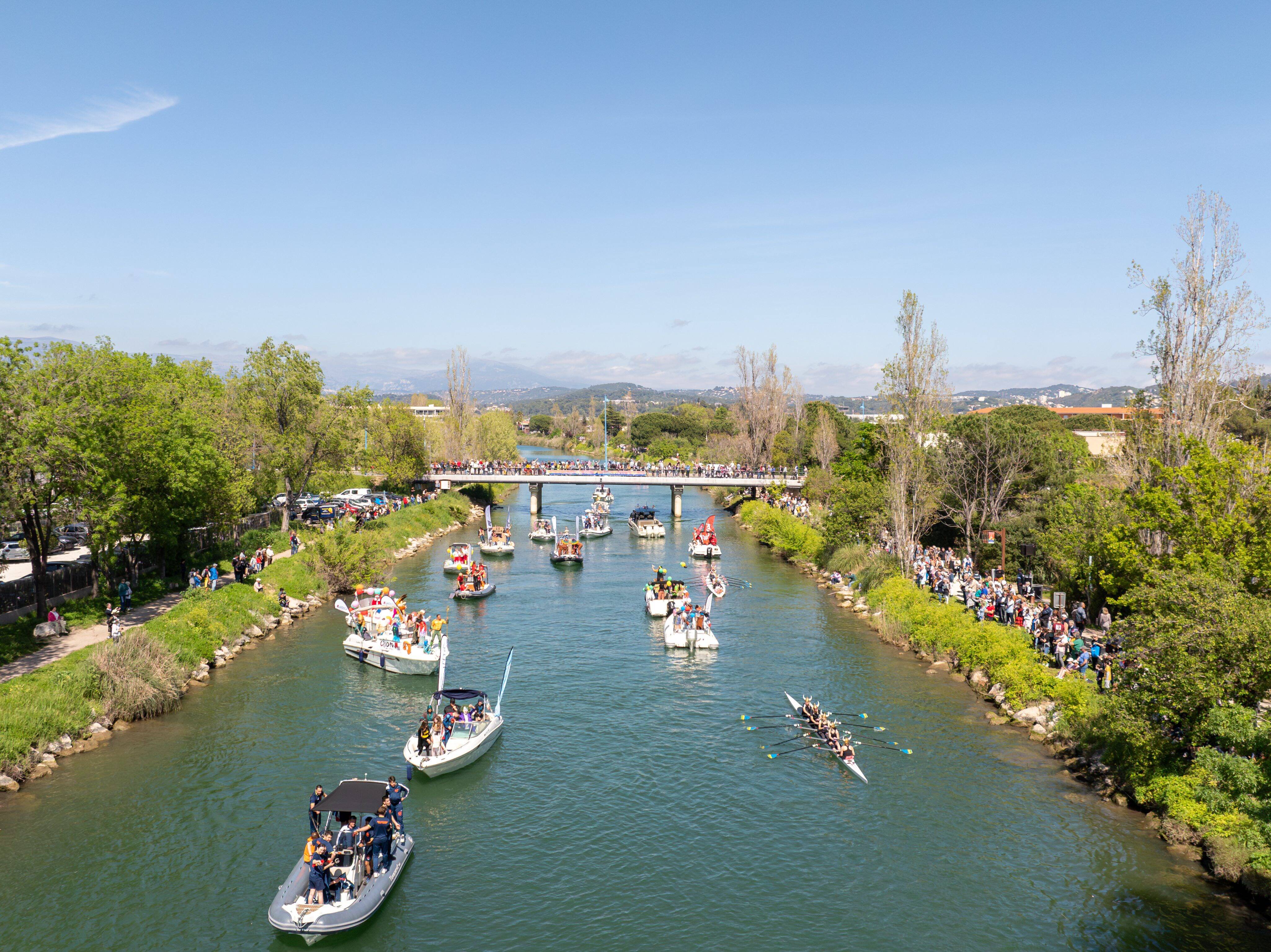 Il a réuni plus de 70 embarcations ce samedi à Mandelieu, retour sur les plus belles images du corso naval de la Siagne à Mandelieu