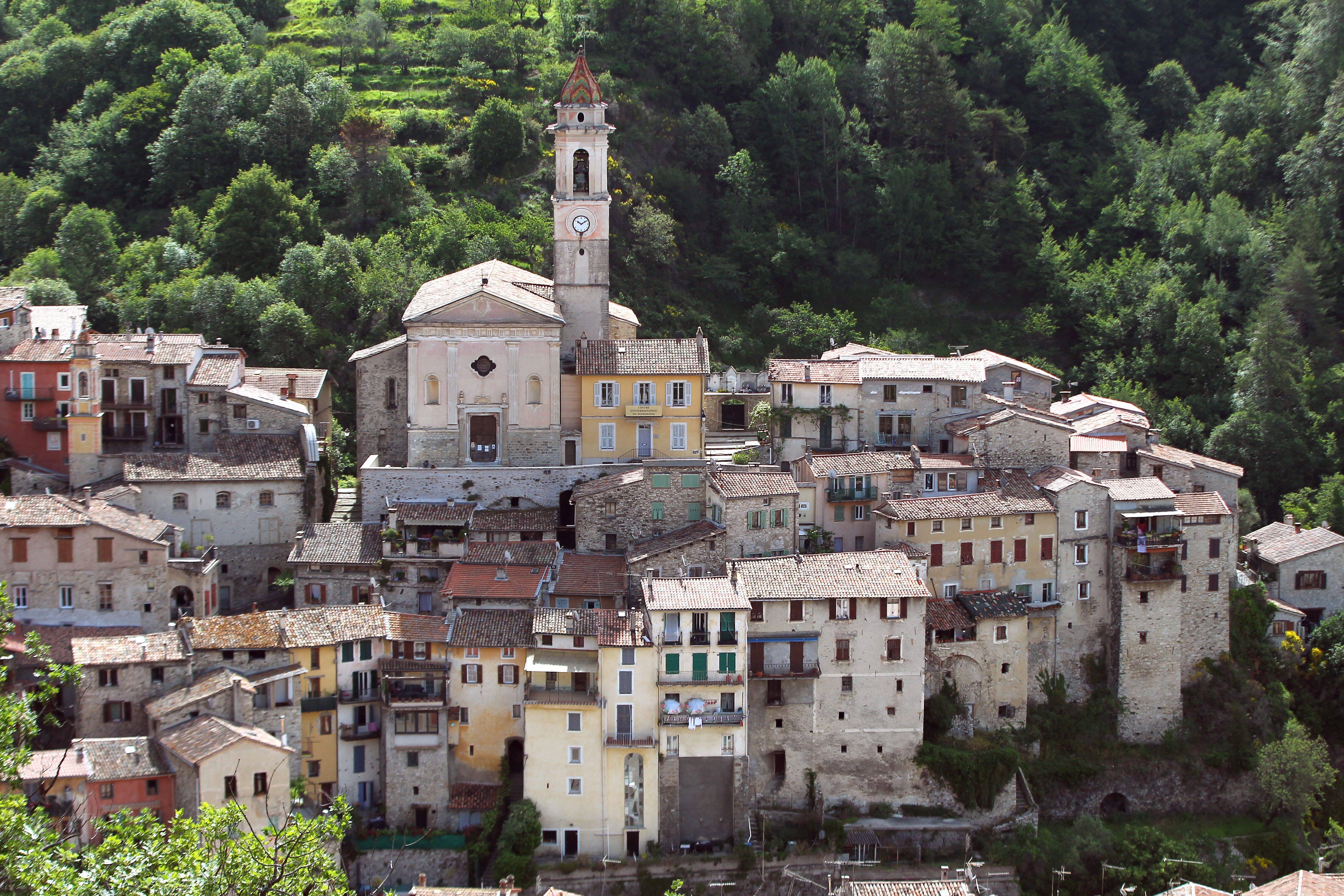 La foudre frappe le clocher de ce village de la Côte d'Azur, l'horloge et les cloches sont en rade