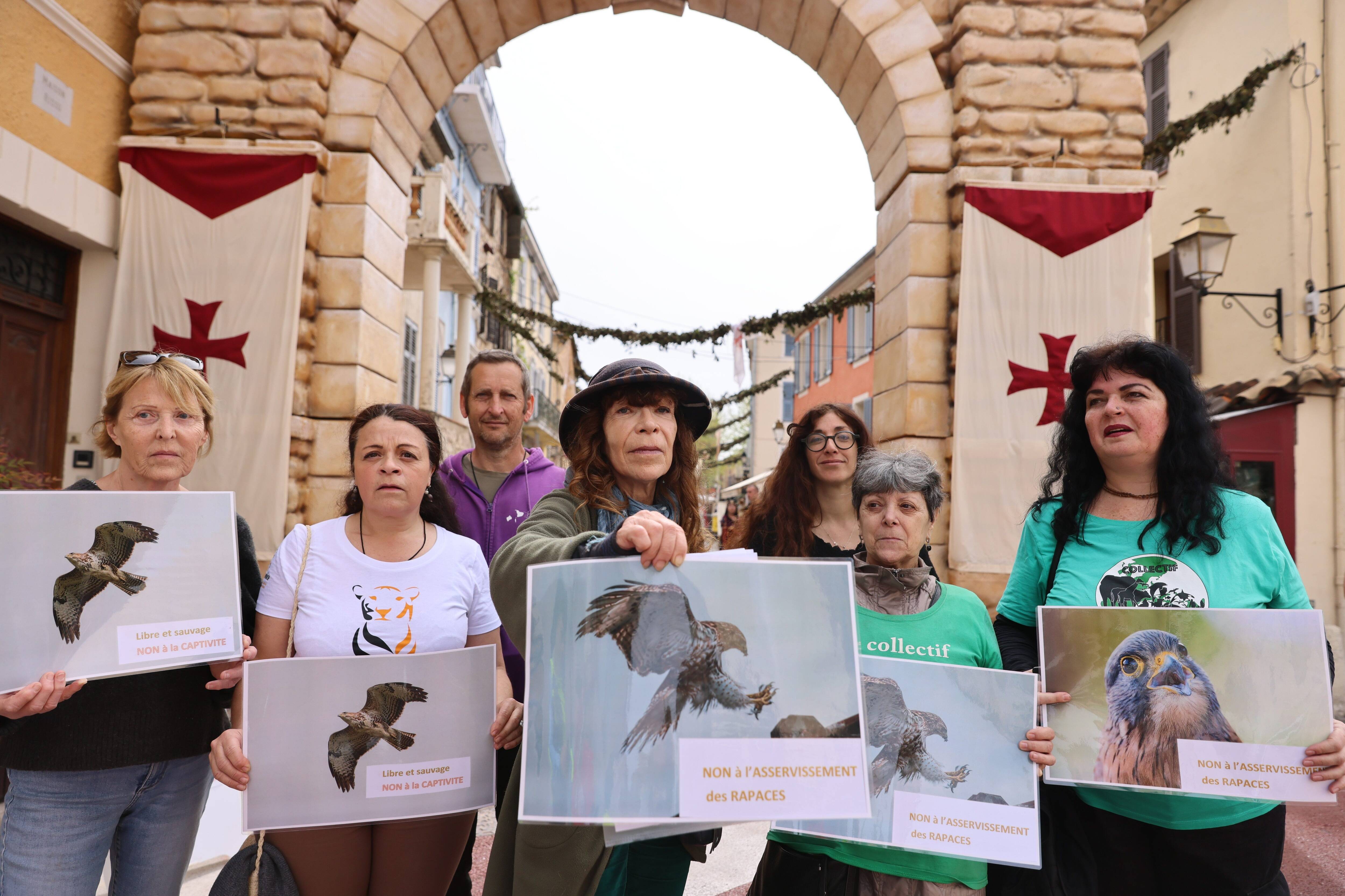"Les animaux ne sont pas des attractions!: des militants de la cause animal devant l'entrée de la fête des Templiers à Biot ce dimanche