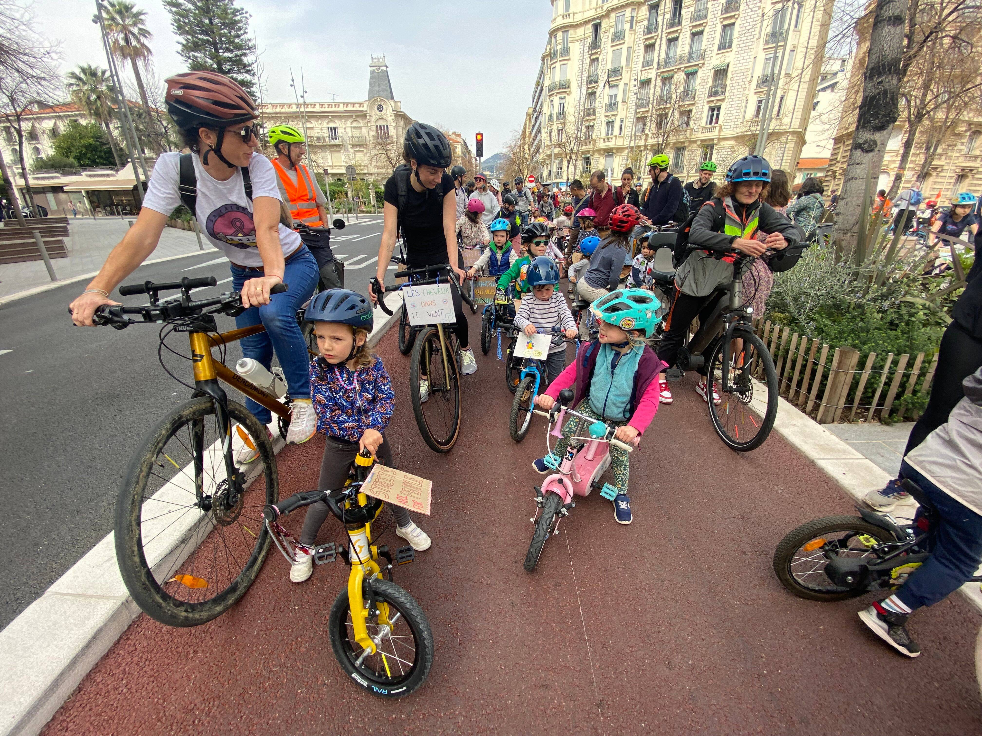 "J'ai peur de tomber et de me faire écraser": ils baladent à vélo avec les tout-petits pour réclamer des pistes cyclables à Nice