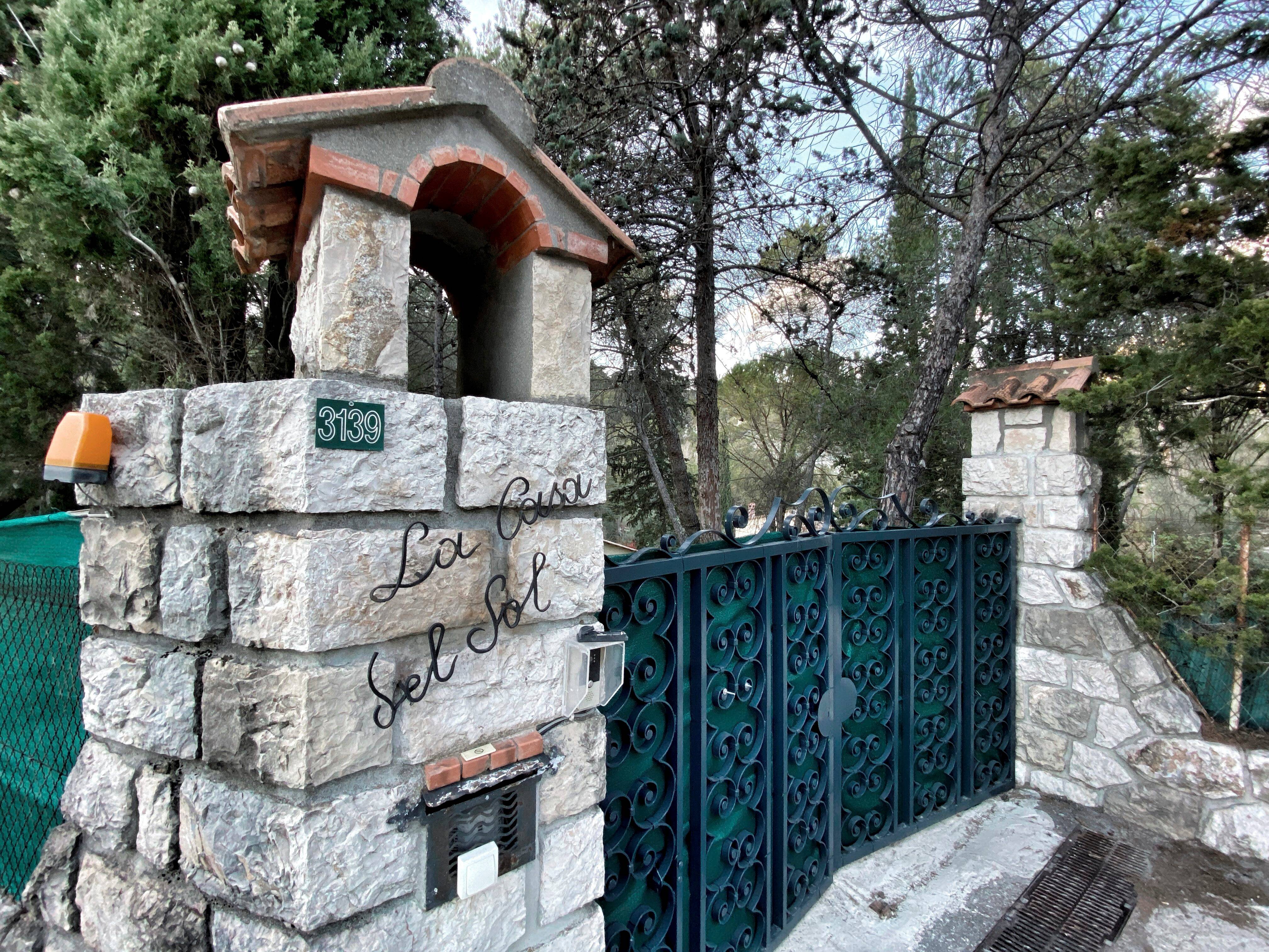 Flacons d'urine, photos de femmes dénudées, DVD pornos... L'antre nauséabond du bras droit du gourou Bivolaru sur les hauteurs de Nice