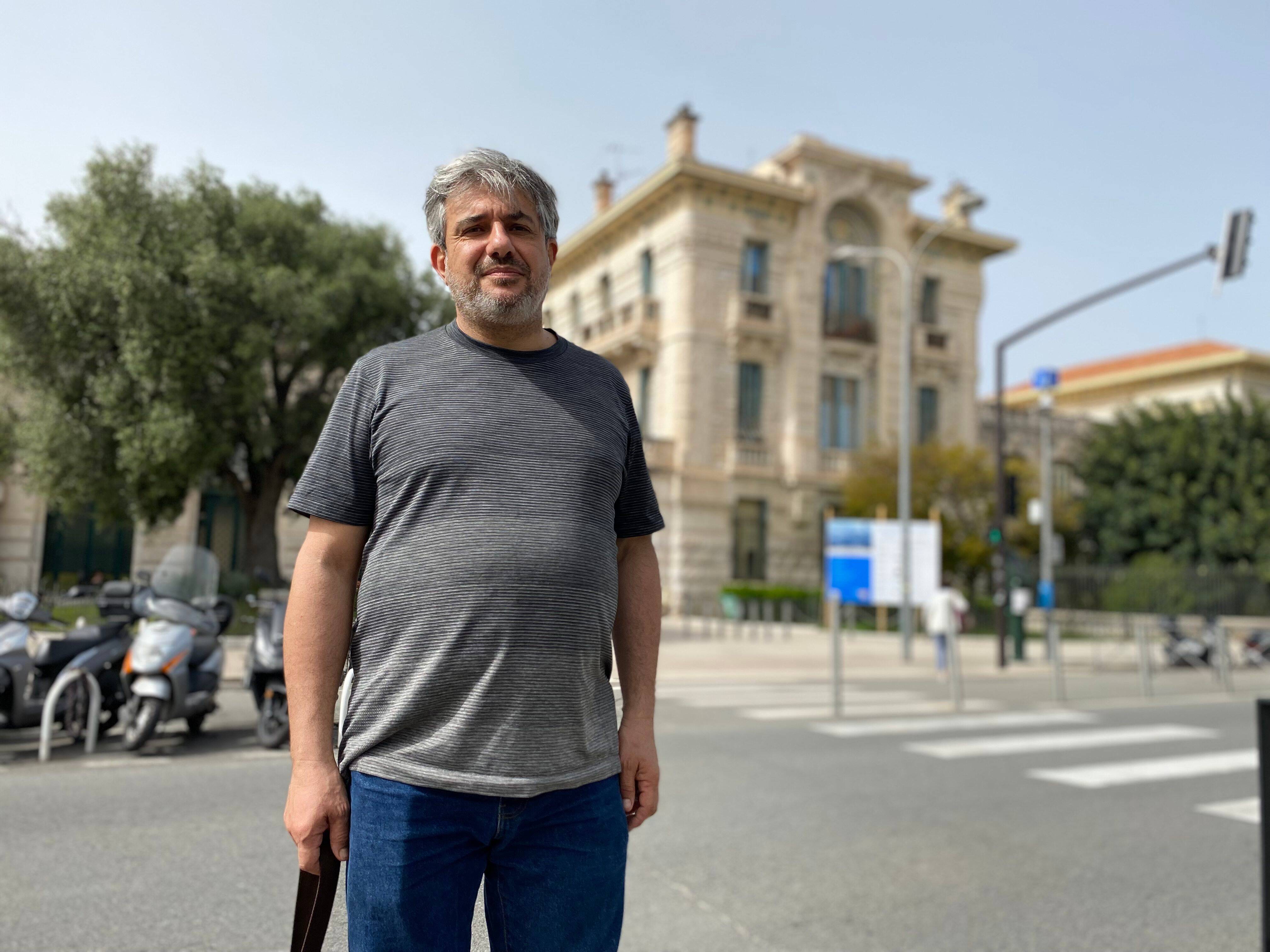 "Une bombe a explosé et un hélicoptère s'est écrasé": il a cru perdre sa deuxième fille, un père dénonce le comportement d'un policier à Nice