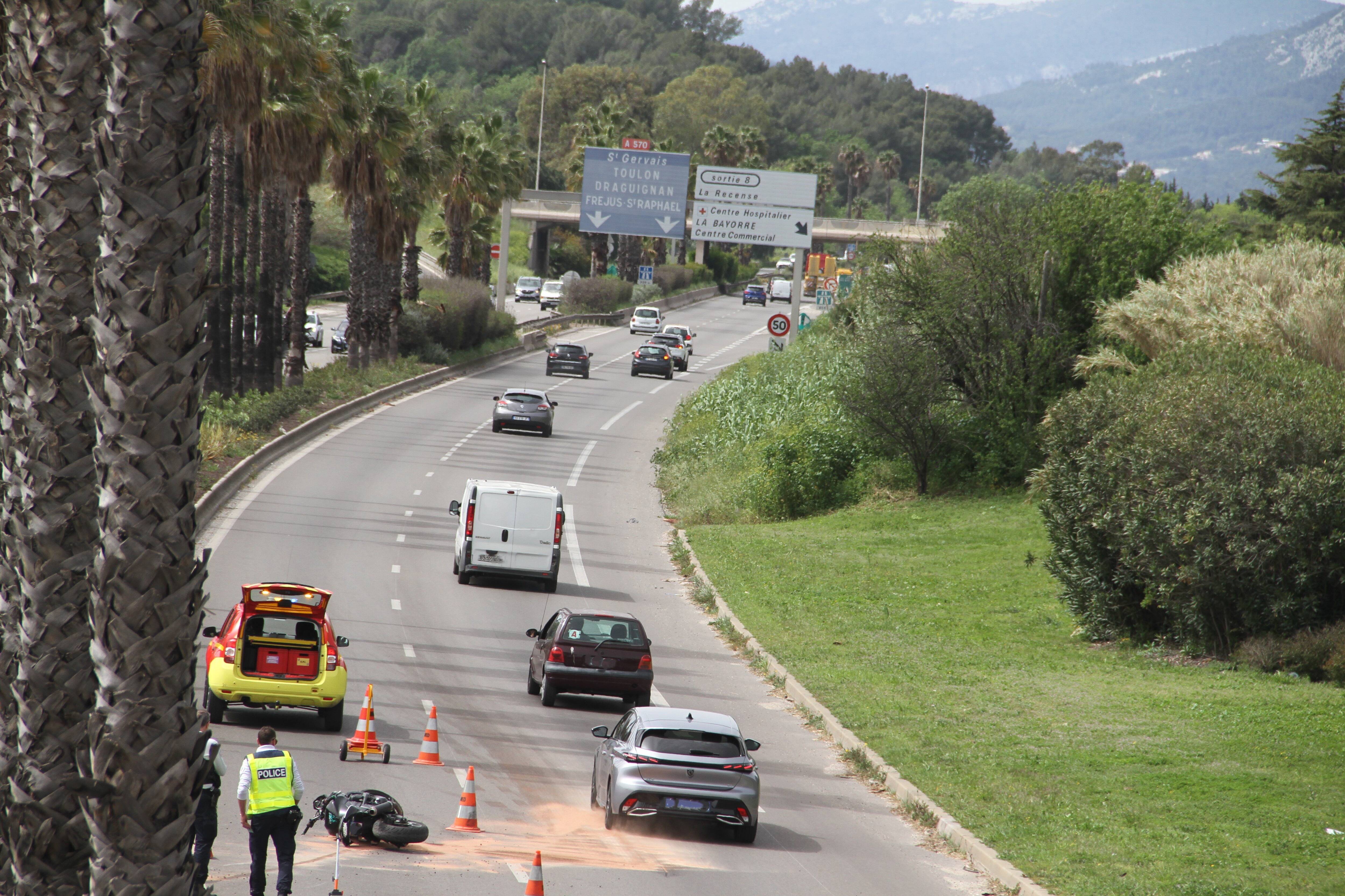 Un motard blessé dans une collision avec un véhicule sur la RN 98 à la sortie de Hyères