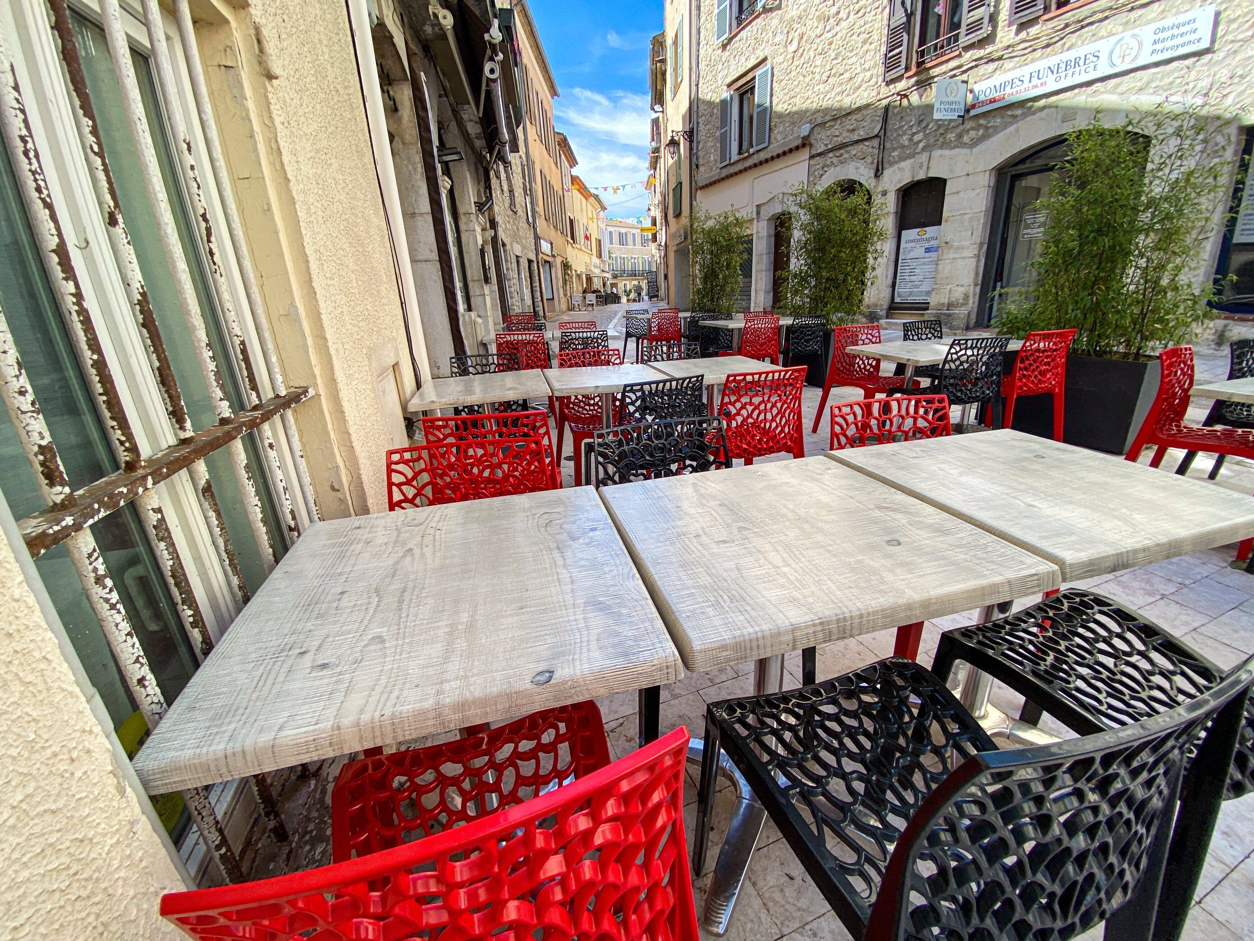 "Des règles, OK, mais là c'est trop contraignant": à La Colle-sur-Loup, la réglementation sur les terrasses dérange les commerçants