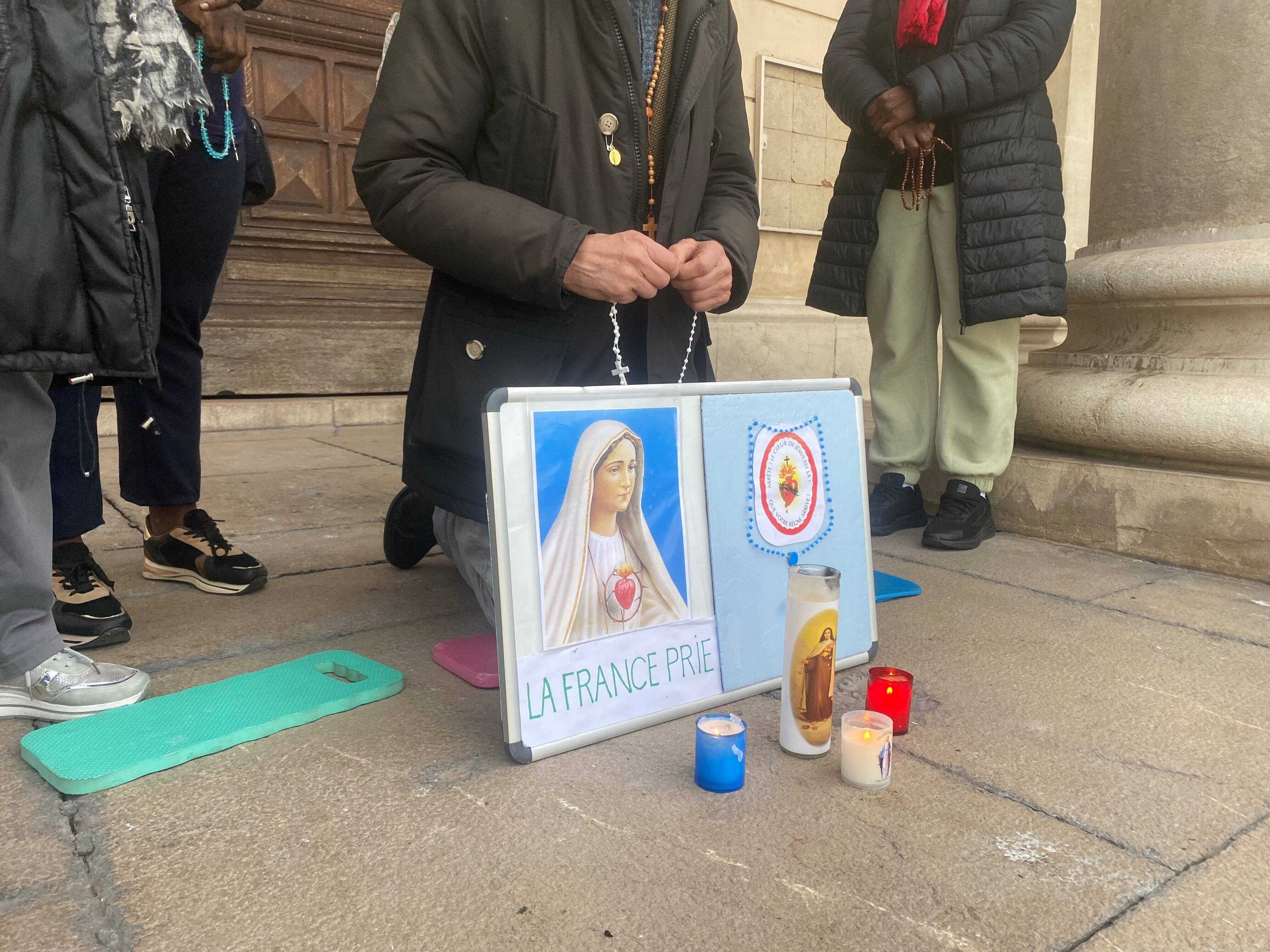 Fin du ramadan: non, il n'est pas interdit de prier dans la rue mais seulement à une condition