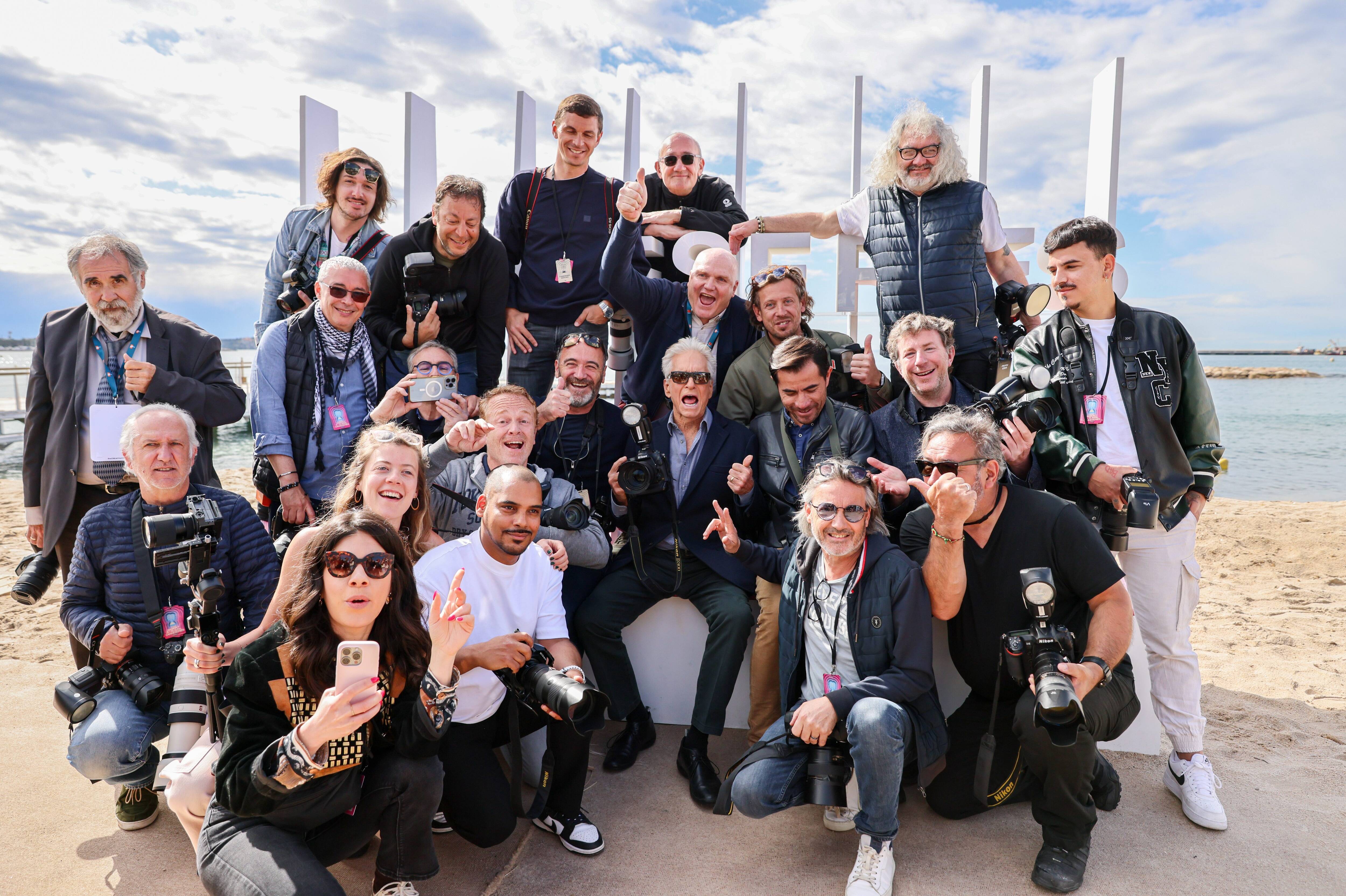 Michael Douglas prend la pose au milieu des photographes à Canneseries