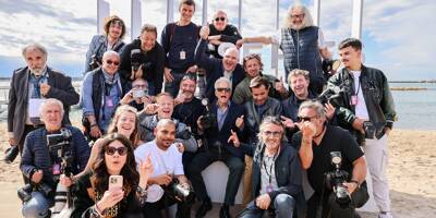 Michael Douglas prend la pose au milieu des photographes à Canneseries