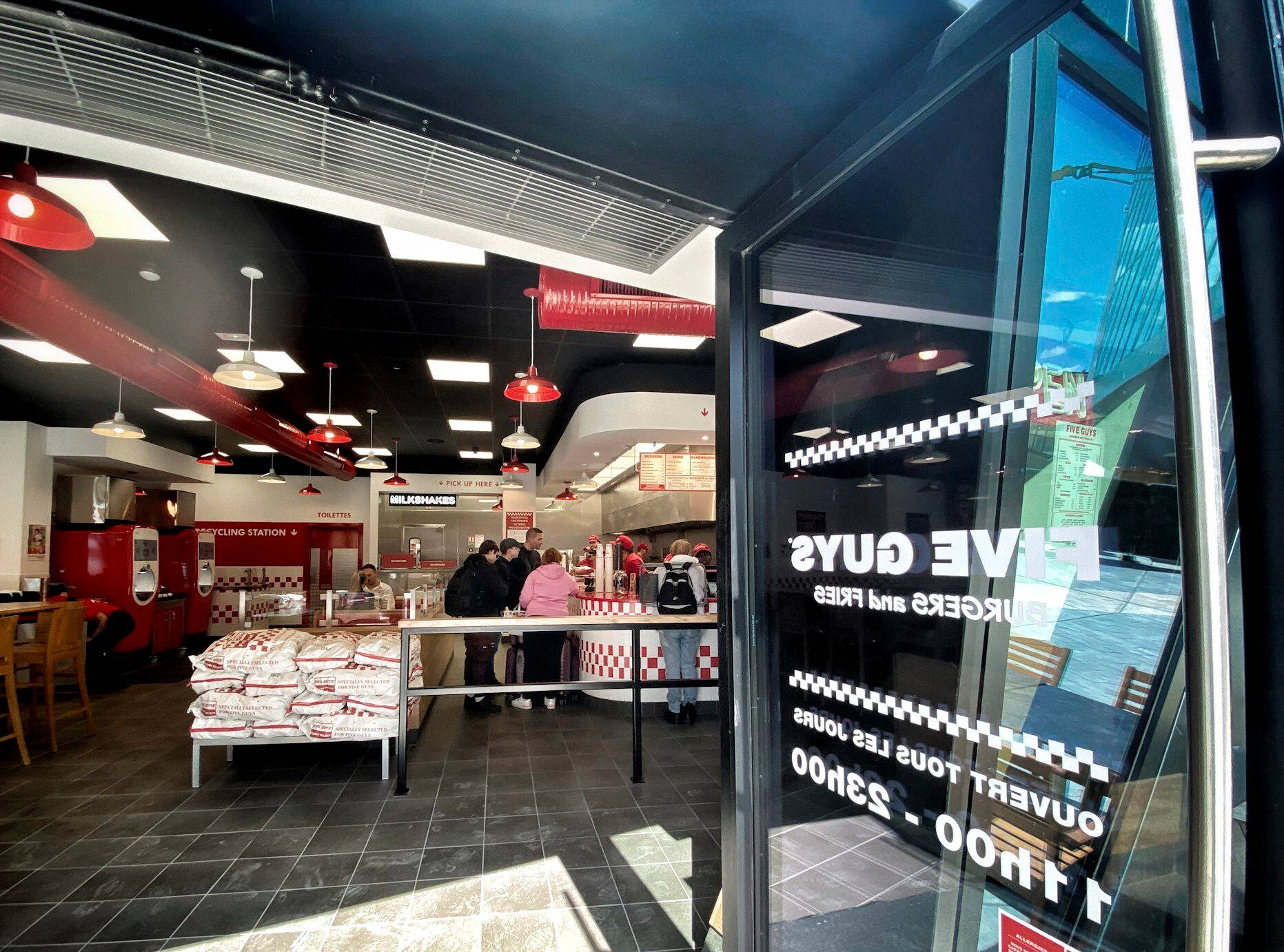 On sait quelle est la première enseigne à avoir ouvert ses portes à Iconic à Nice