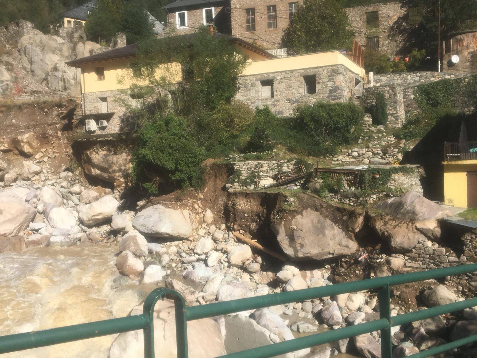 "Quand il pleut, nous déplaçons les meubles": sinistré de la tempête Alex, il a été relogé dans un HLM insalubre