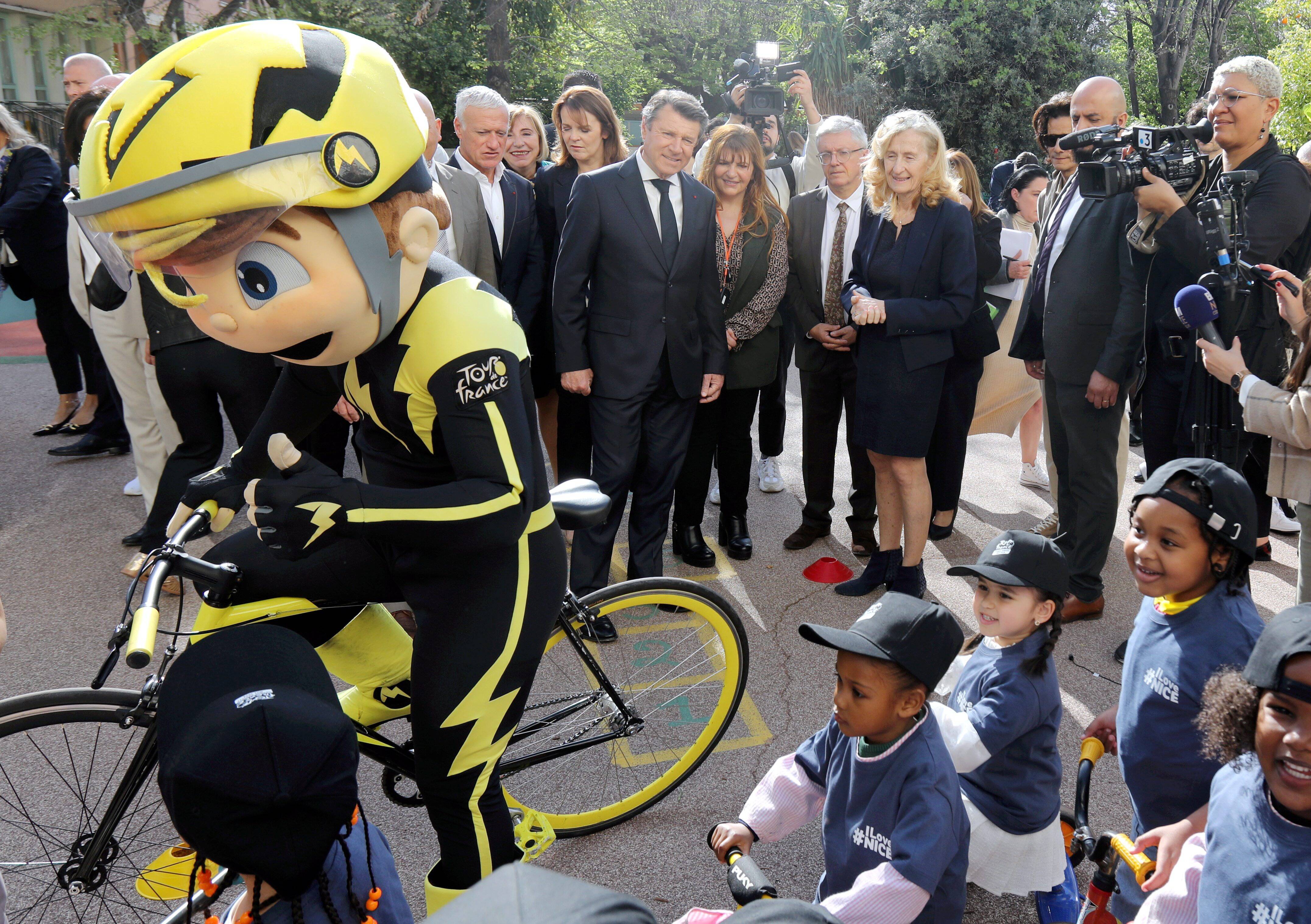 "Essentiel pour le climat scolaire": Nicole Belloubet et Didier Deschamps font la promo du sport dans une école à Nice
