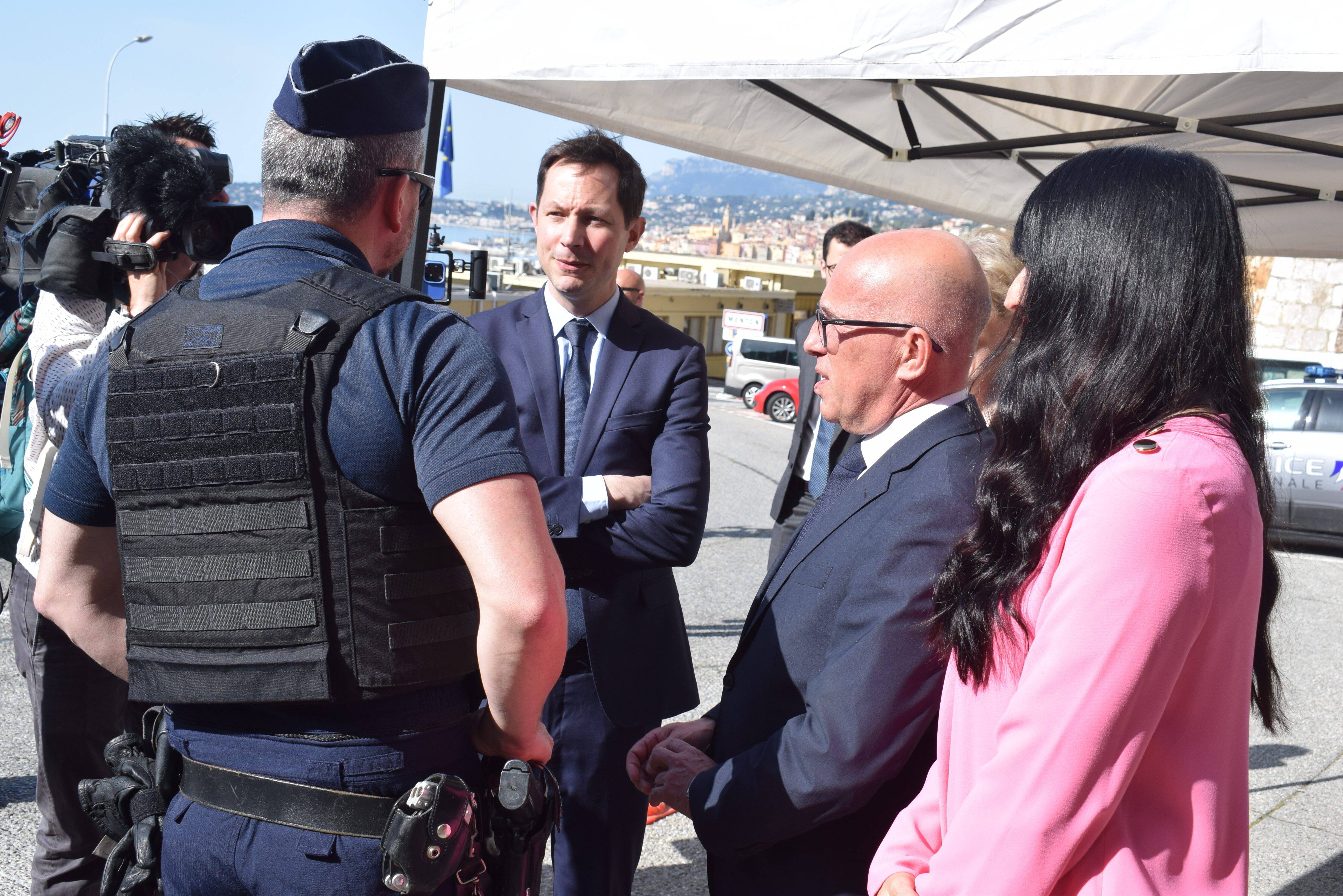 "Nous voulons sortir de l'impuissance en matière migratoire": le candidat LR François-Xavier Bellamy en visite à la frontière franco-italienne