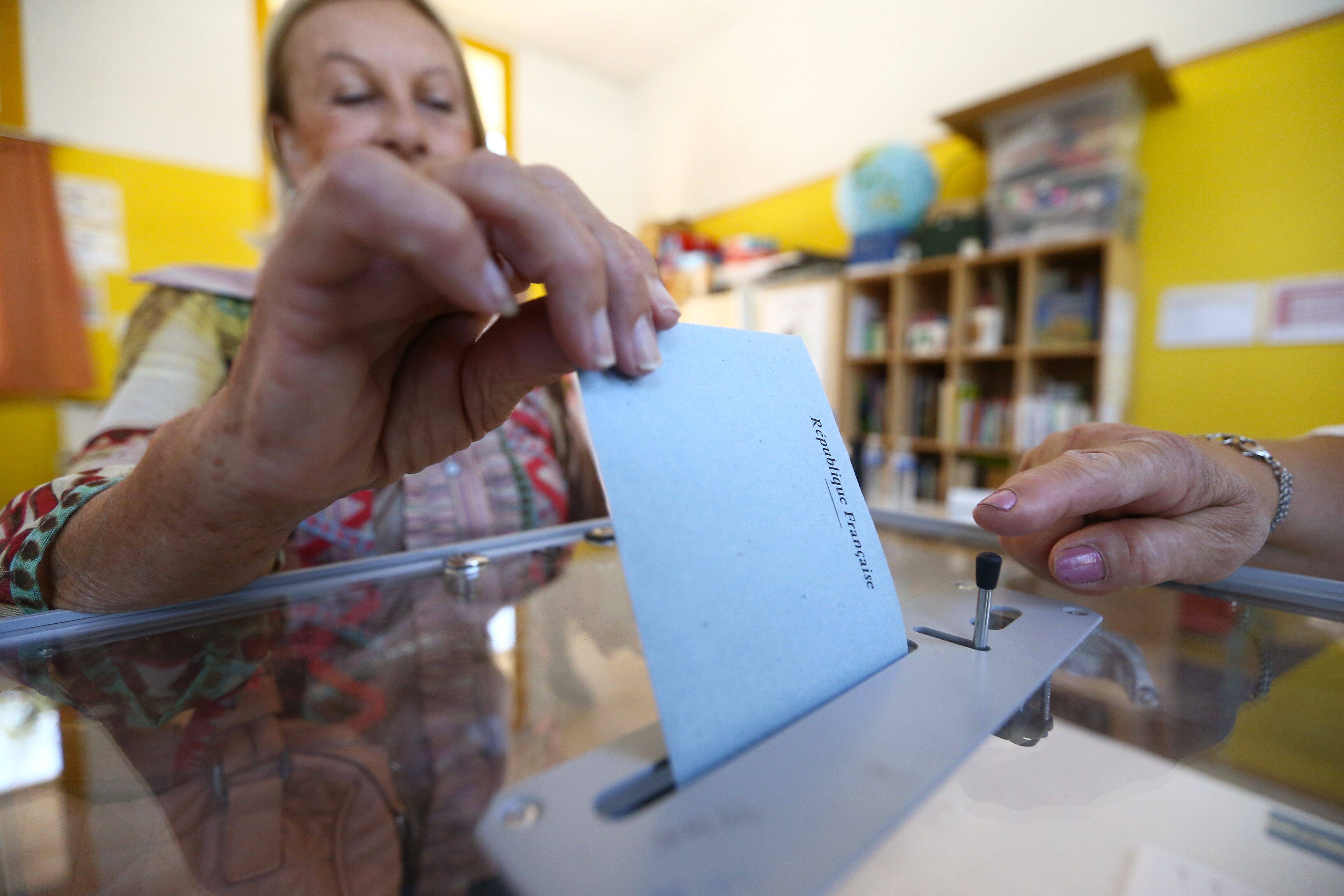 "Plus que pour manier le bulletin, les mains de femmes sont faites pour être baisées": 80 ans après l'obtention du droit de vote des femmes, où en est-on ?
