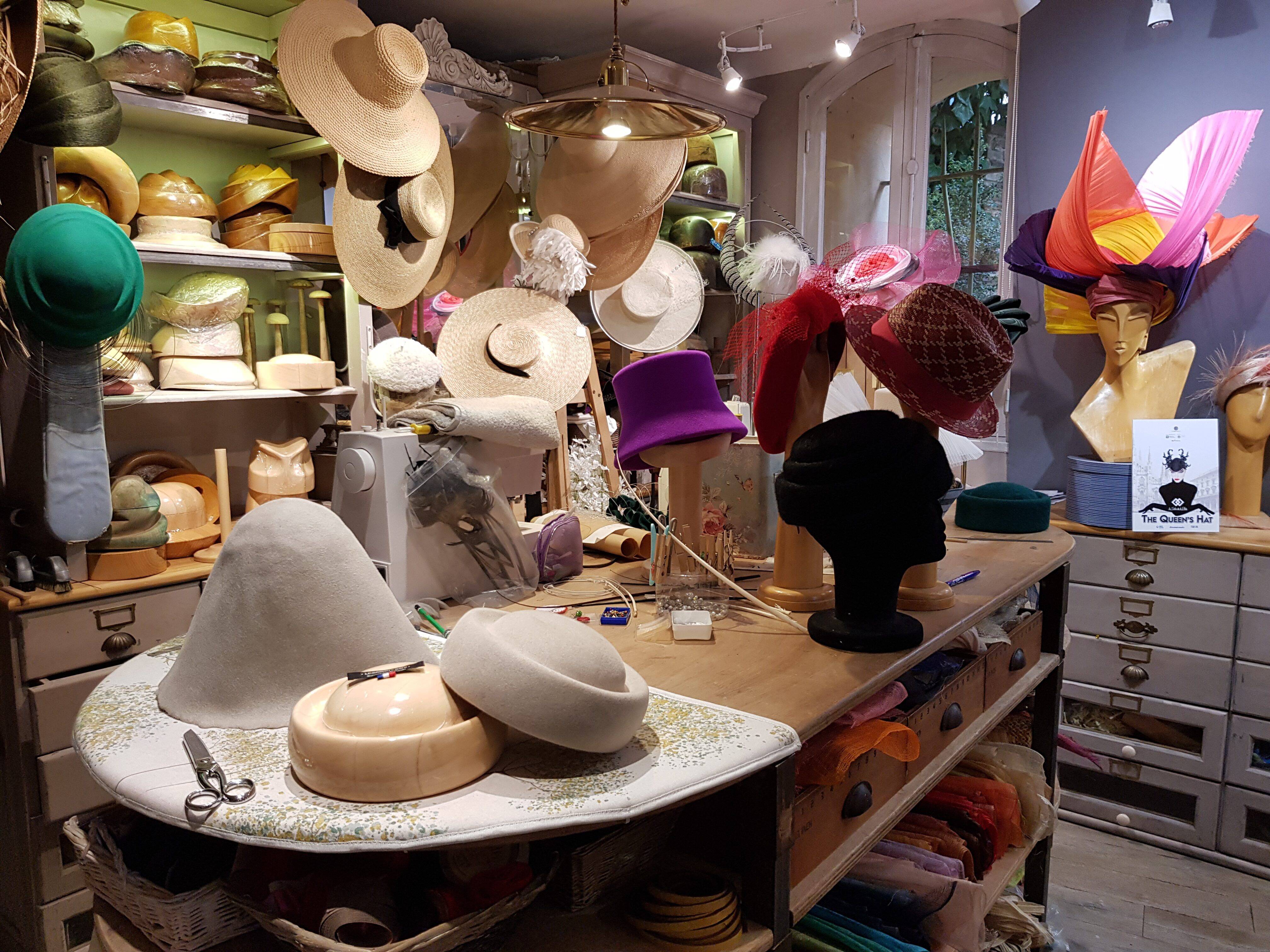 Ils ne sont plus que quinze en France... Et l'une d'eux est dans le Var: à la découverte du métier de modiste