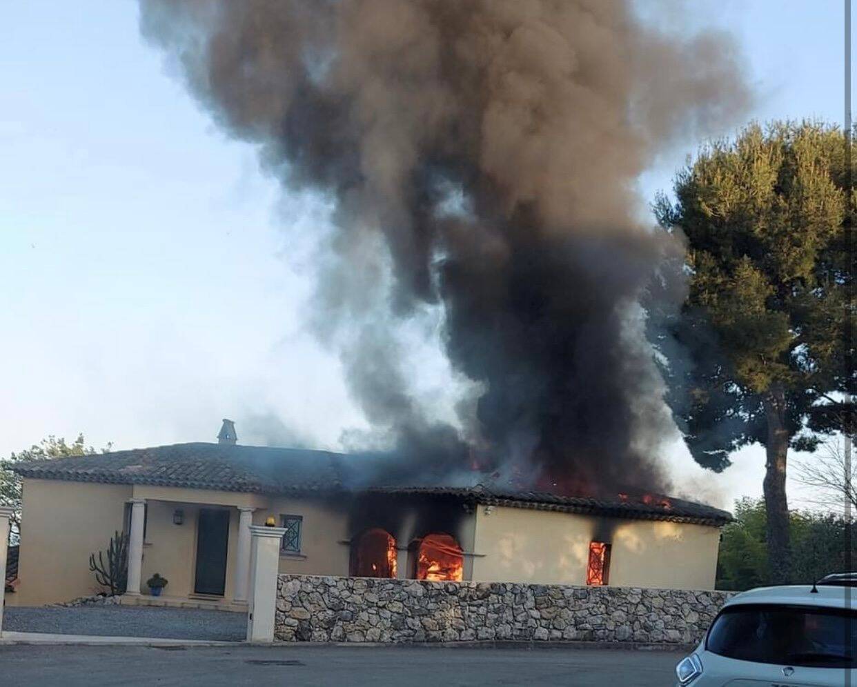 Une voiture explose dans le garage, un impressionnant feu de villa à La Gaude ce dimanche soir