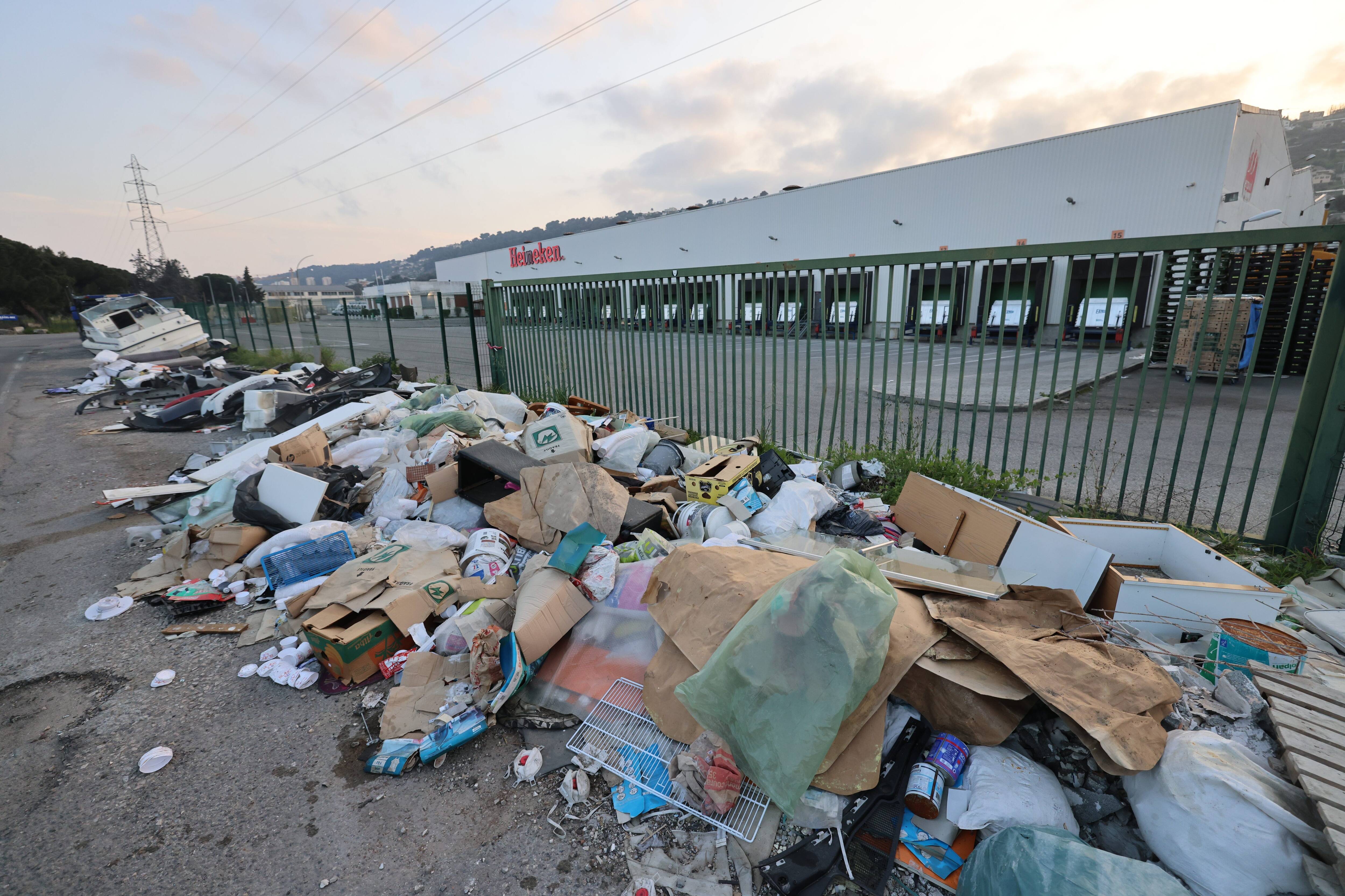 Bateaux, canapés, meubles... Cette route de Saint-Laurent-du-Var est devenue une "décharge à ciel ouvert"