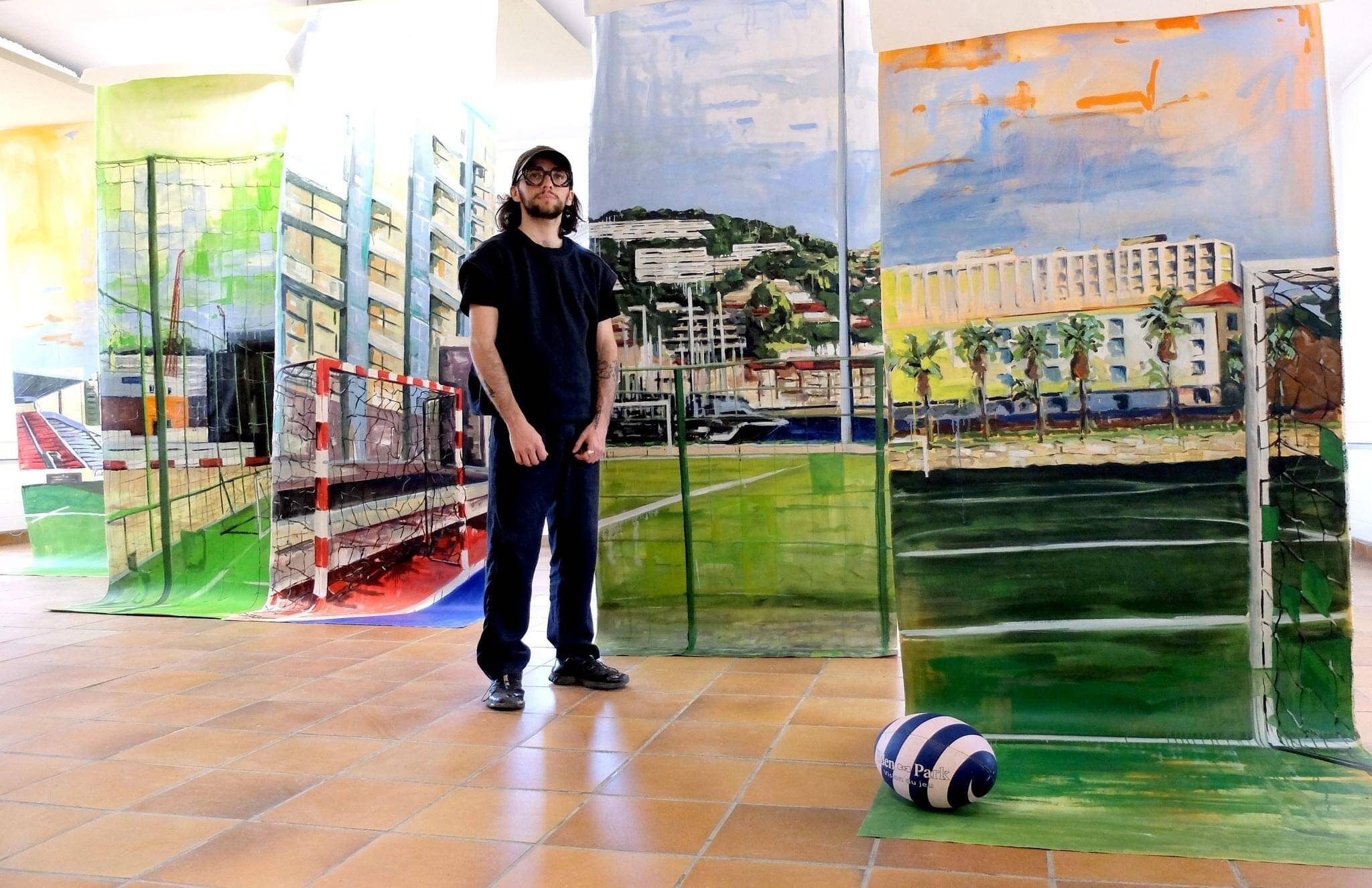 "Je suis fasciné sur ce que le sport peut dire des hommes et de nos sociétés": zoom sur le travail d'Enzo Roulleau-Bret, en résidence à Six-Fours