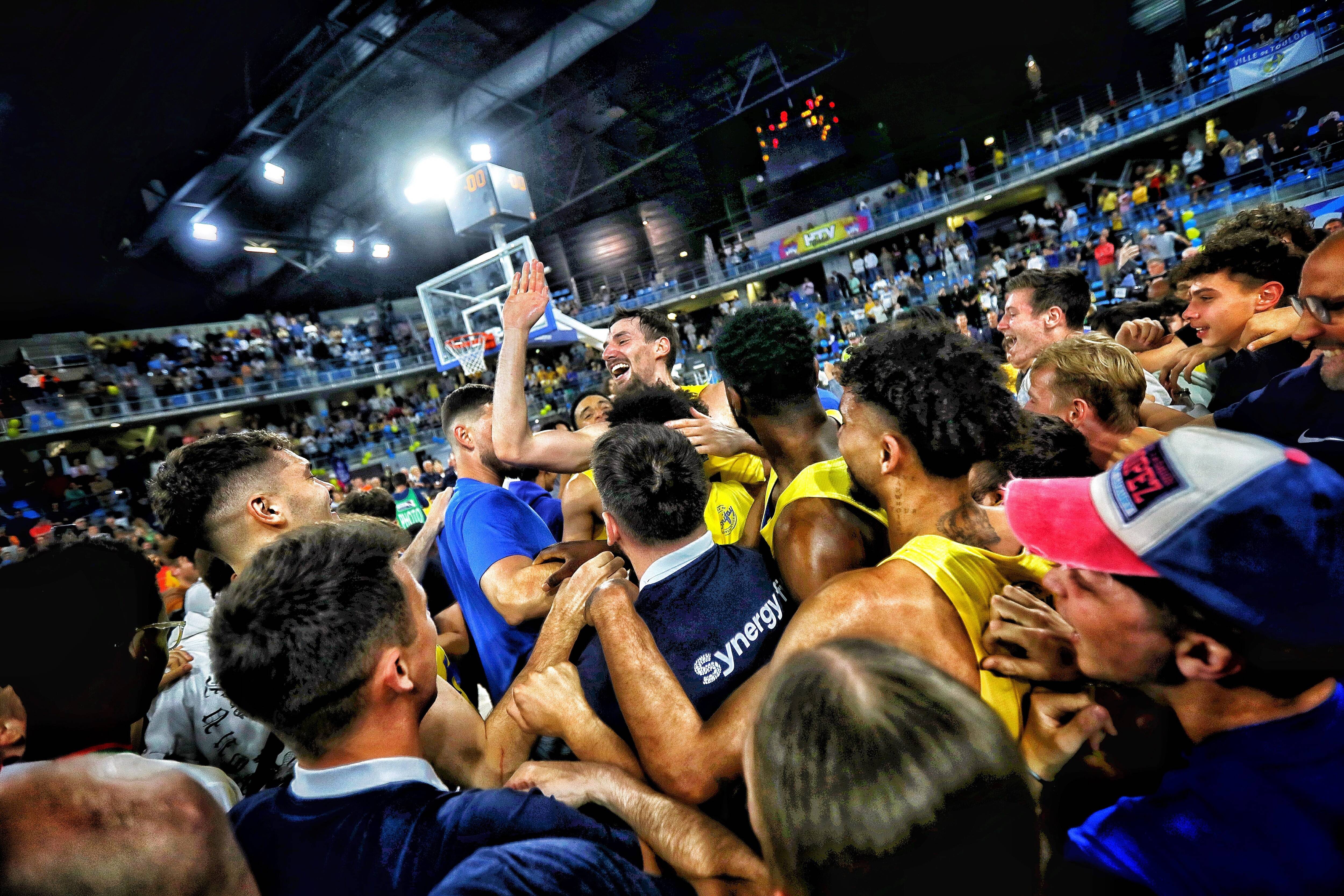 "Incroyable de vivre ça!": revivez en images la folle soirée des basketteurs du Hyères-Toulon, champion de France de NM1