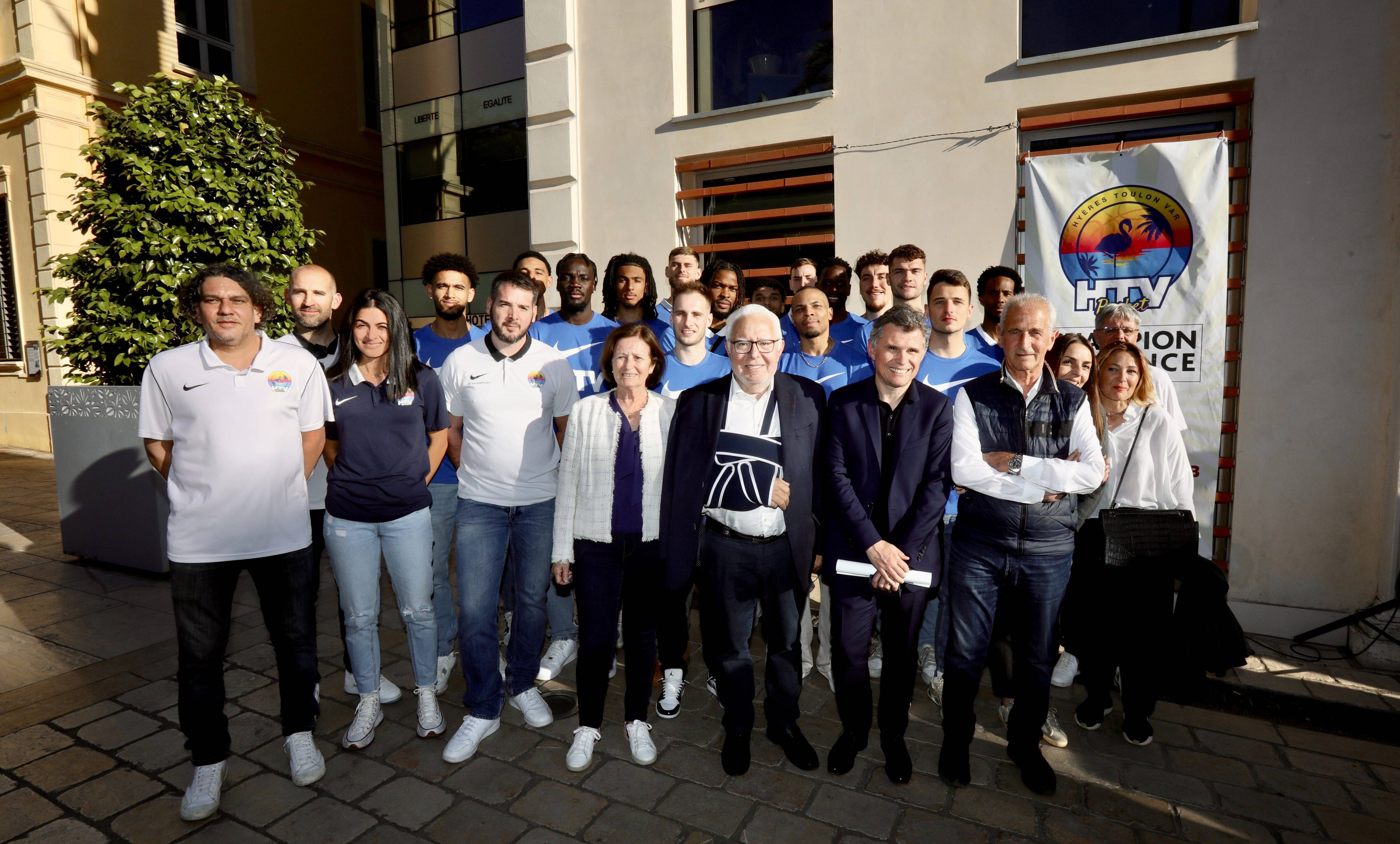 Les champions du Hyères Toulon Var basket accueillis en héros à la mairie de Hyères