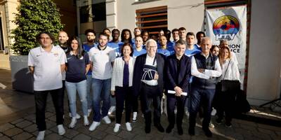 Les champions du Hyères Toulon Var basket accueillis en héros à la mairie de Hyères