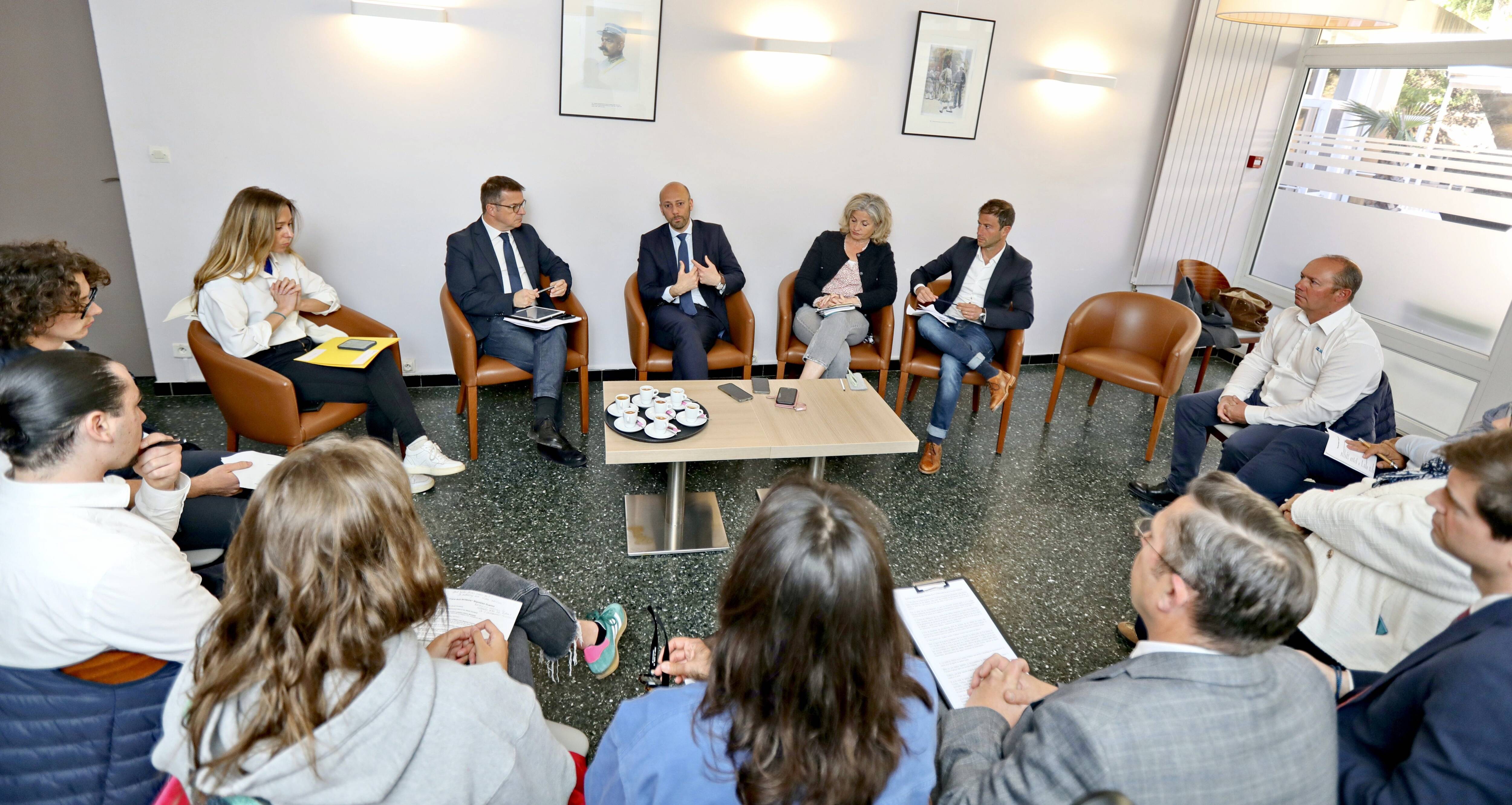 "Je veux décloisonner la fonction publique": en déplacement dans le Var, Stanislas Guérini répond aux questions de nos lecteurs