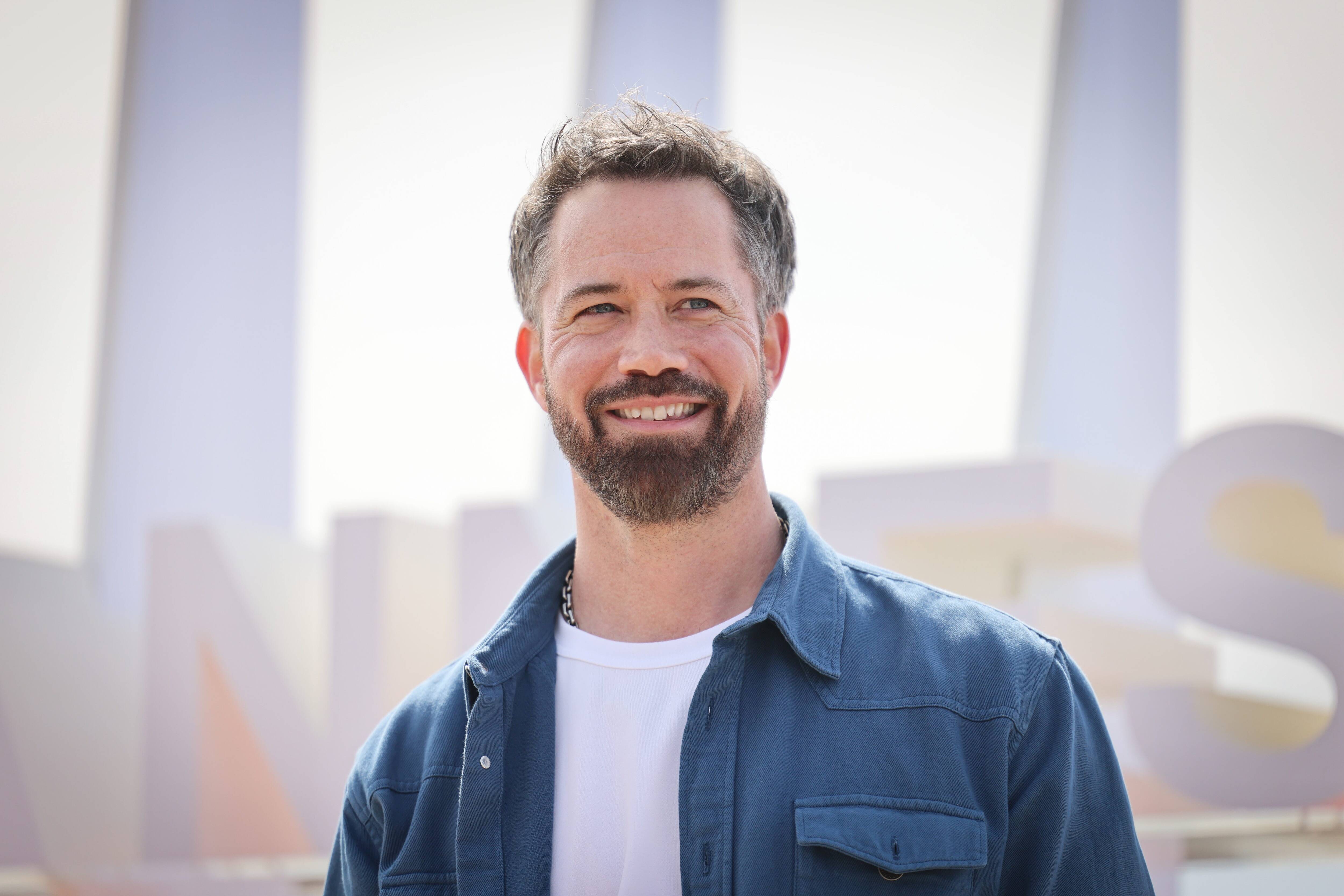 Il a été "Roi soleil" en 2004, vient de sortir un single et joue dans "Demain nous appartient" sur TF1... On a parlé avec Emmanuel Moire à Canneseries