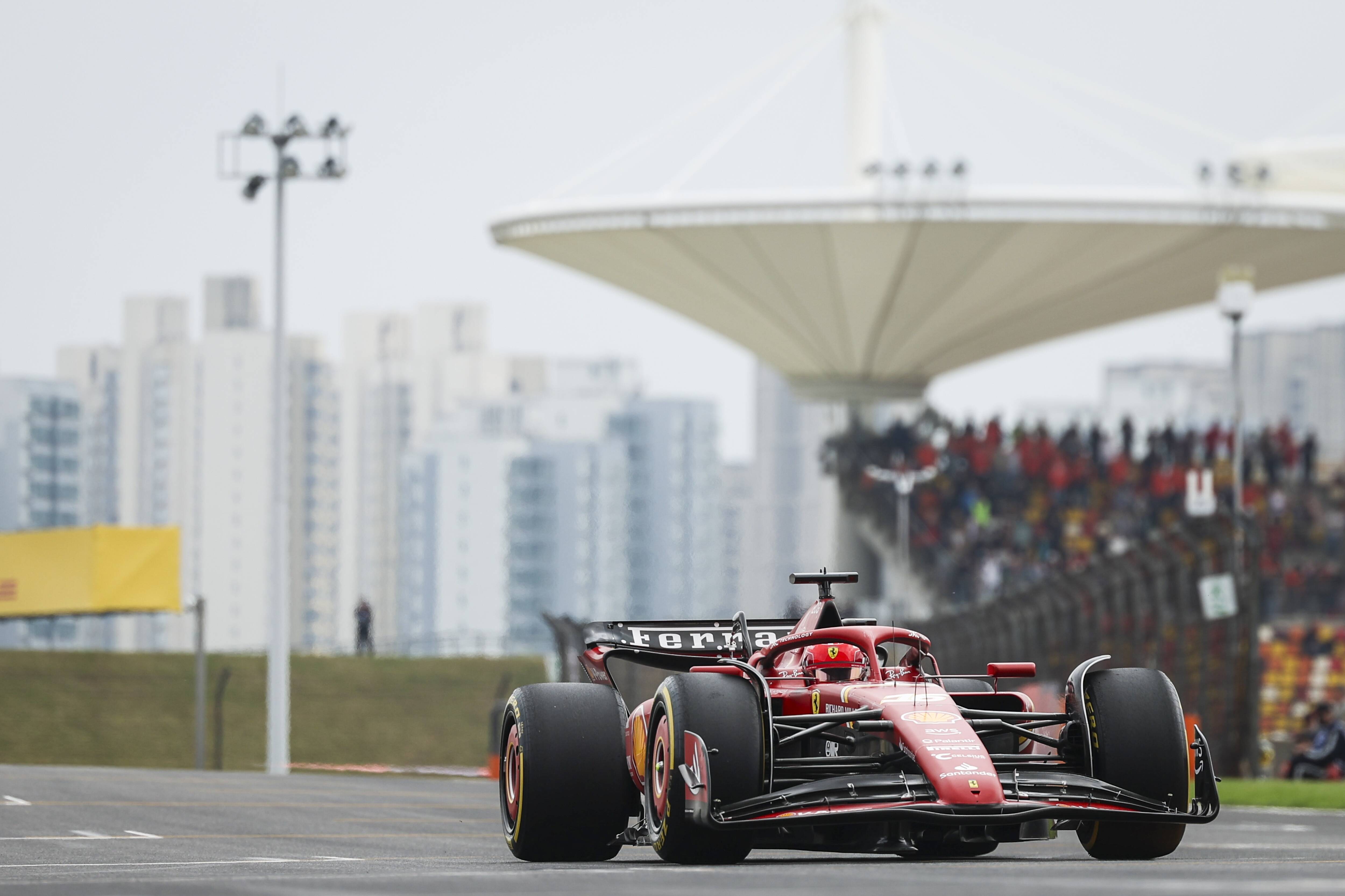 Max Verstappen remporte le Grand Prix de Chine, Charles Leclerc au pied du podium