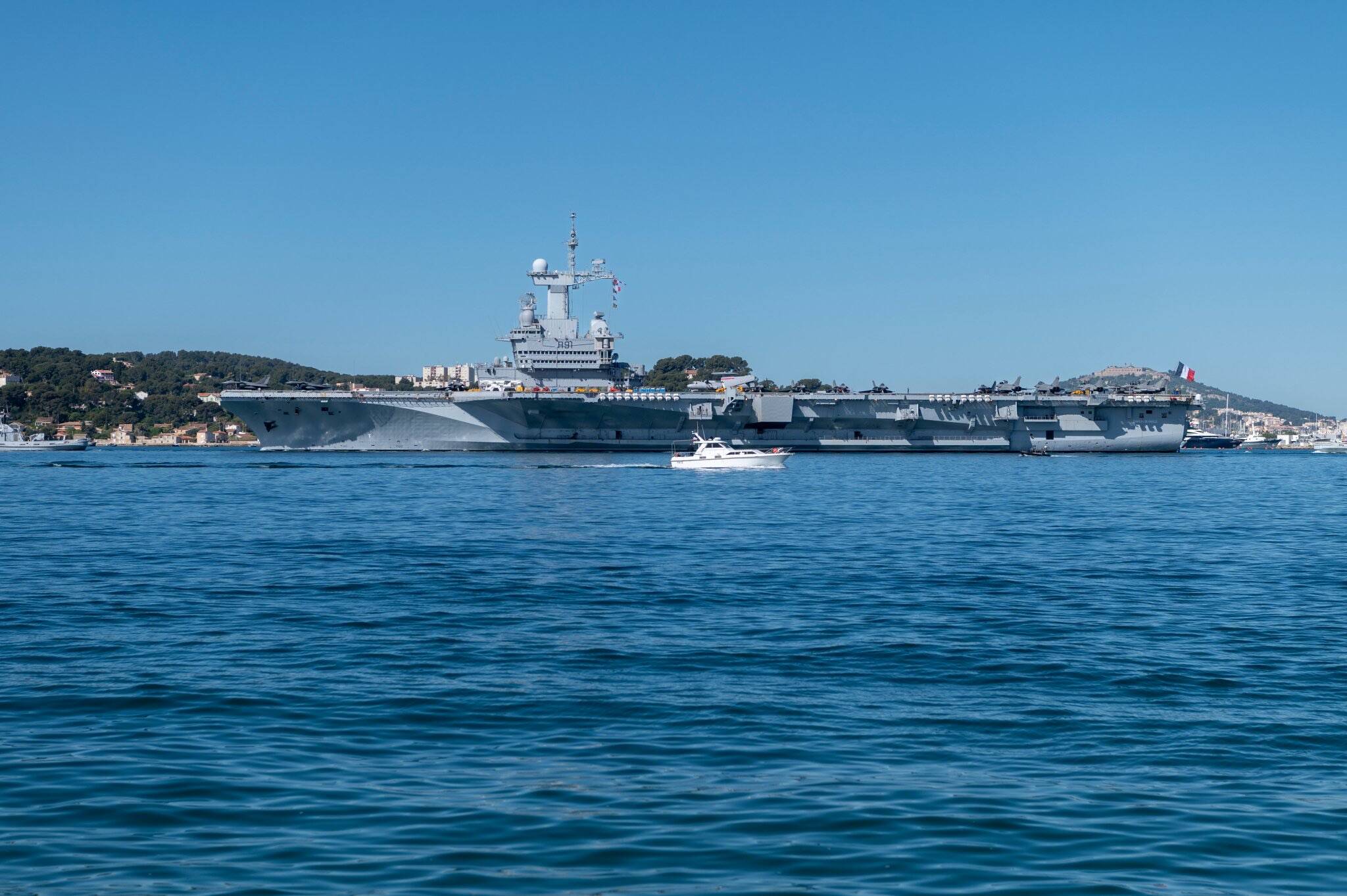Le porte-avions Charles-de-Gaulle a appareillé de Toulon pour une mission de 6 semaines