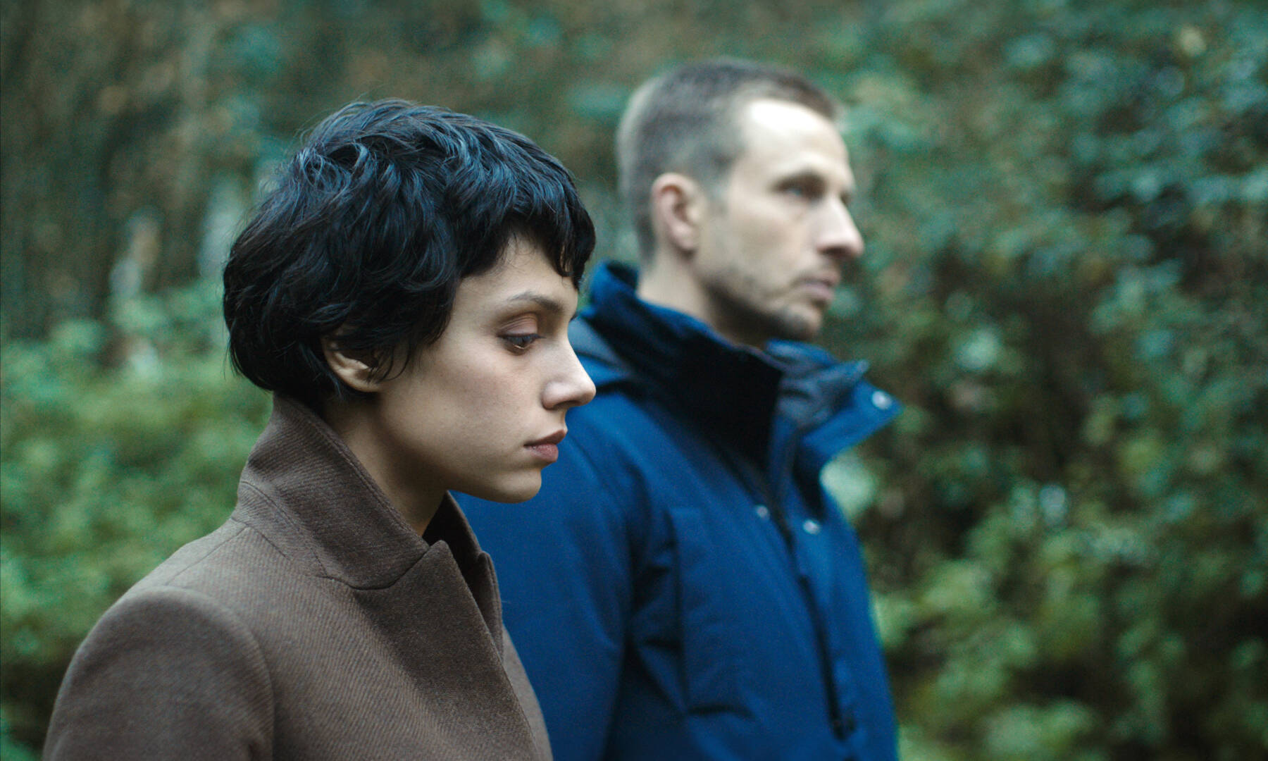 "Son héritage est difficile": Noée Abita nous parle de "Première affaire", un film prometteur sur une avocate qui prend son envol