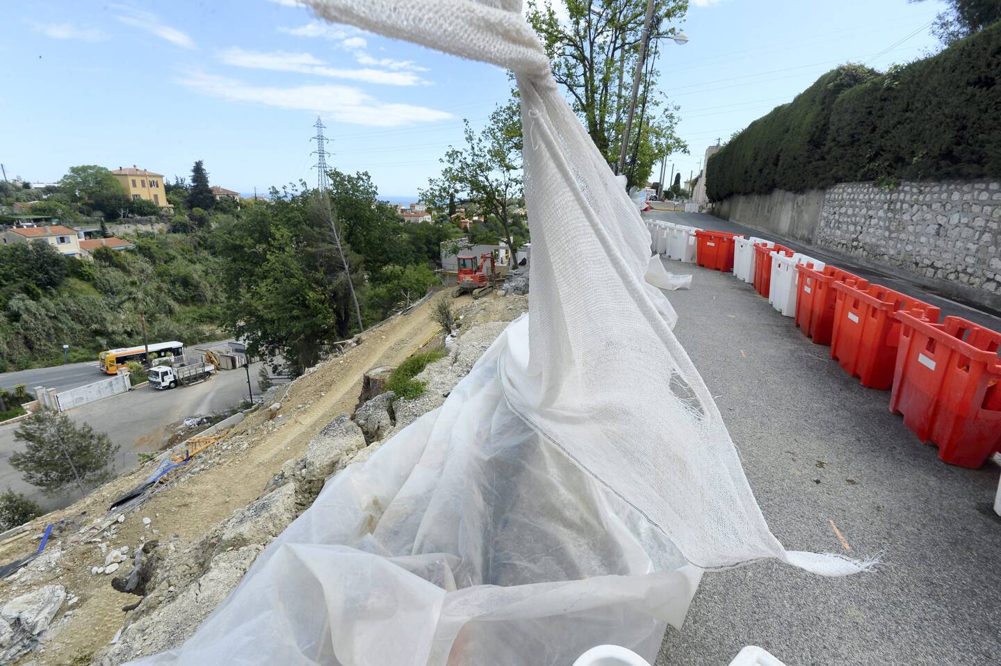 L’avenue Durandy, dans le quartier de Saint-Antoine-Ginestière, à Nice, le 21avril 2024. La route est coupée à la circulation depuis le 8mars à cause d’un effondrement.