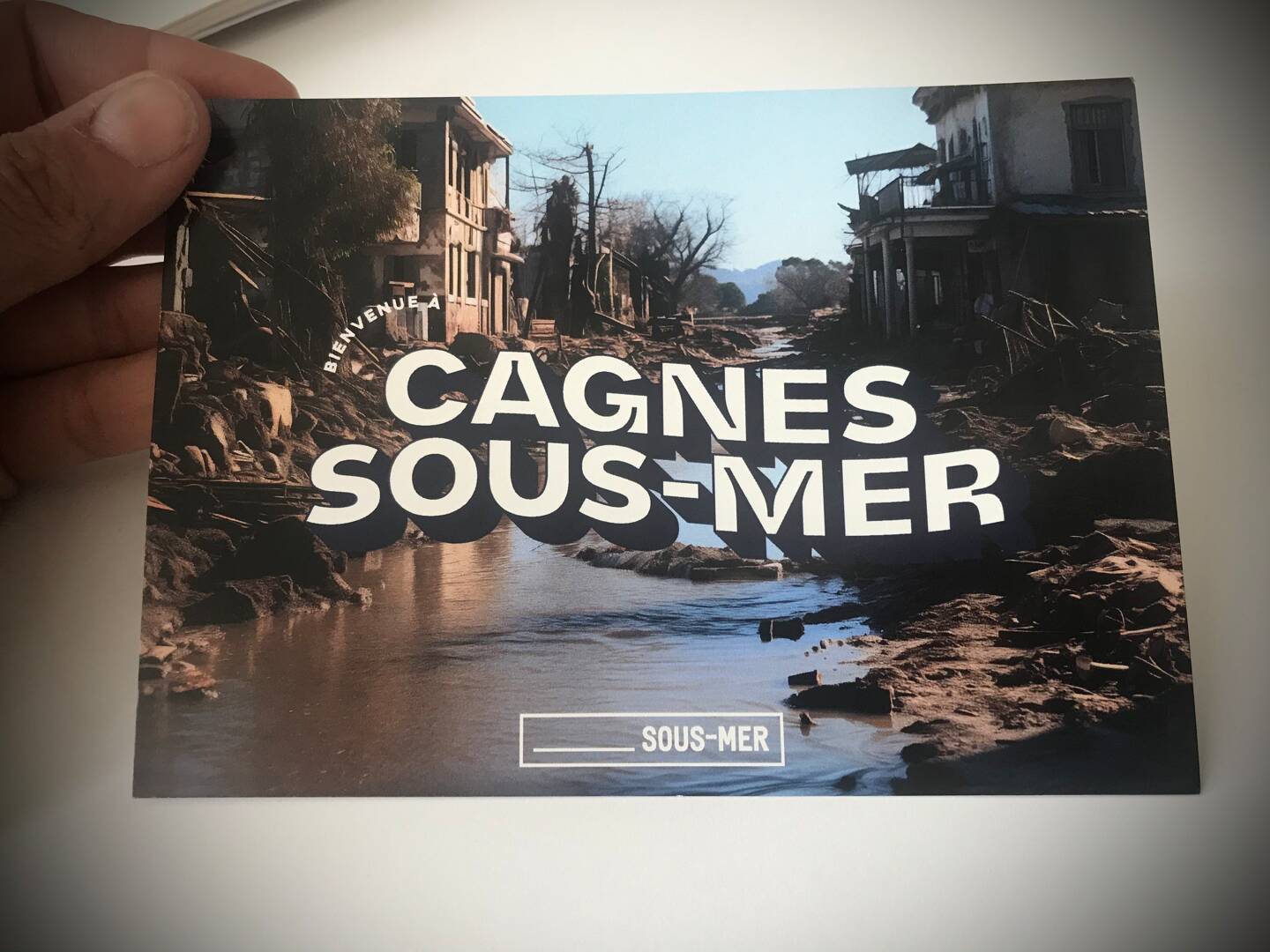 Une carte postale "Cagnes-sous-Mer" a été envoyée à la mairie de Cagnes-sur-Mer par l’association de protection des océans, Surfrider.
