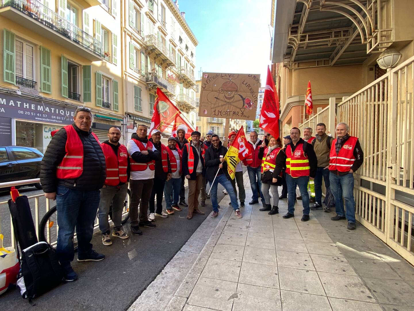 Des membres et sympathisants de la CGT se sont mobilisés pour la journée de la santé et la sécurité au travail, ce jeudi devant une antenne de la CPAM de Nice.