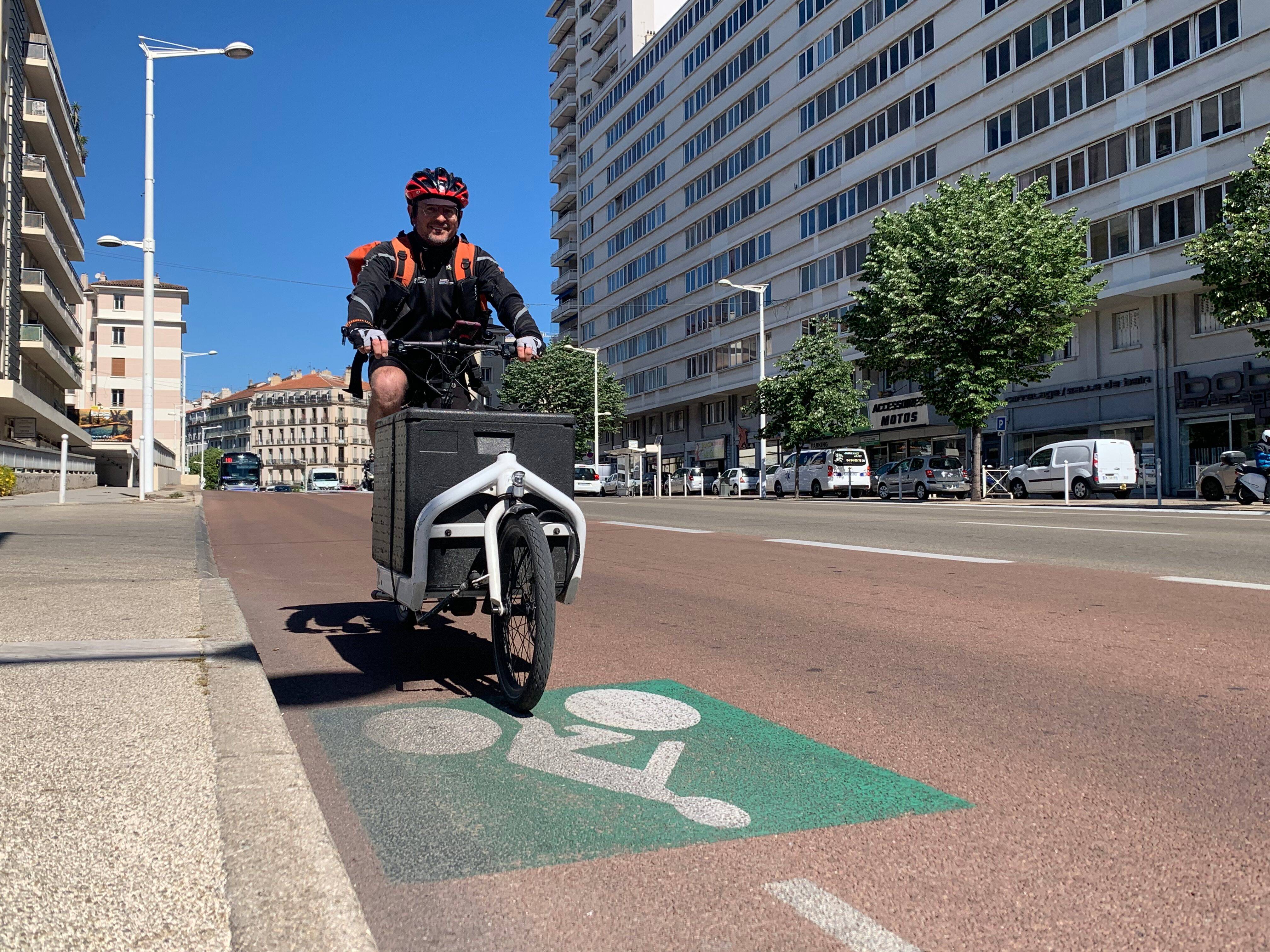 "Les journées sont bien remplies" pour ces vélos coursiers qui livrent dans l'agglomération toulonnaise à la force du mollet