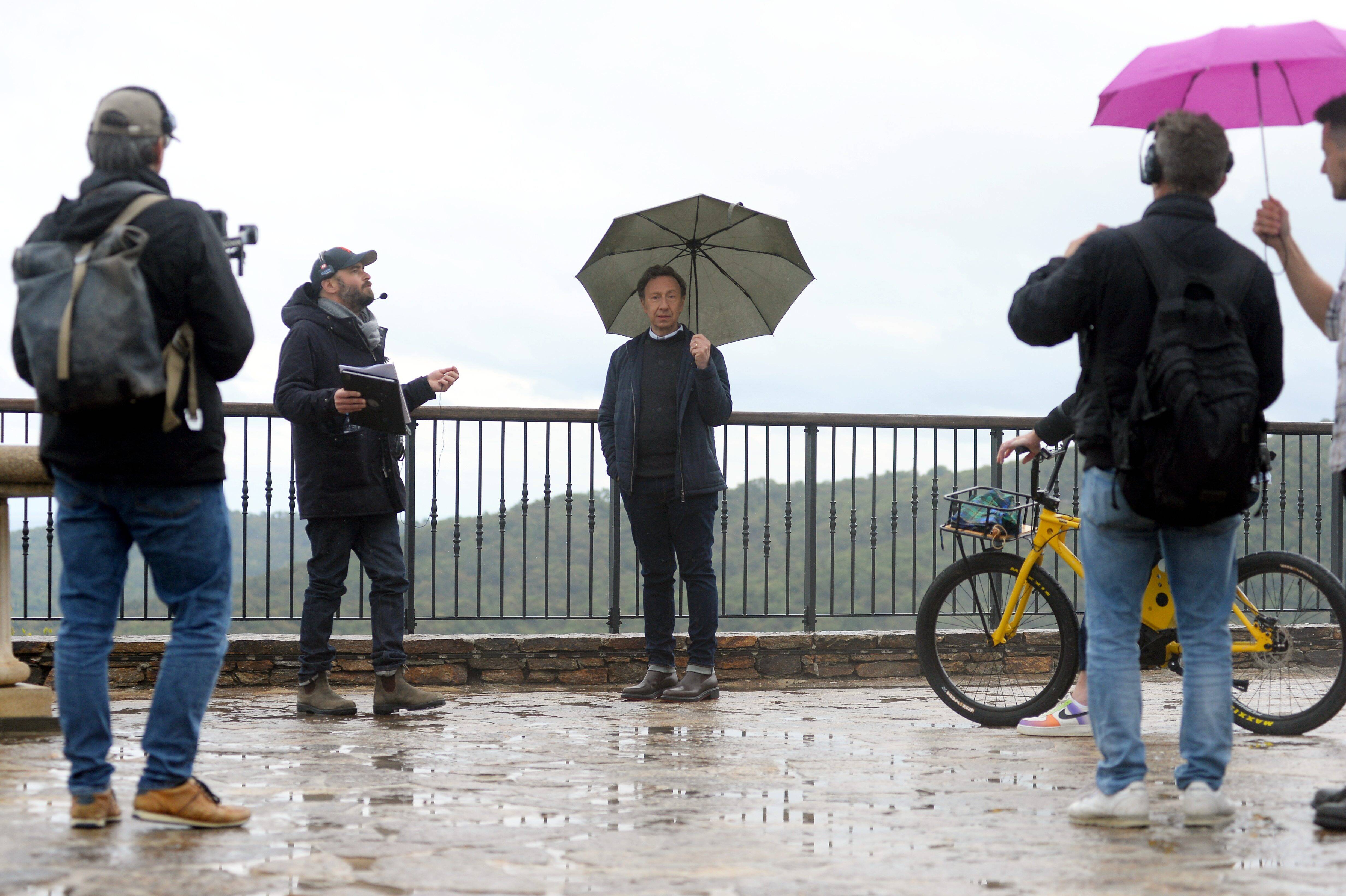 Stéphane Bern et ses caméras à la découverte de Gassin