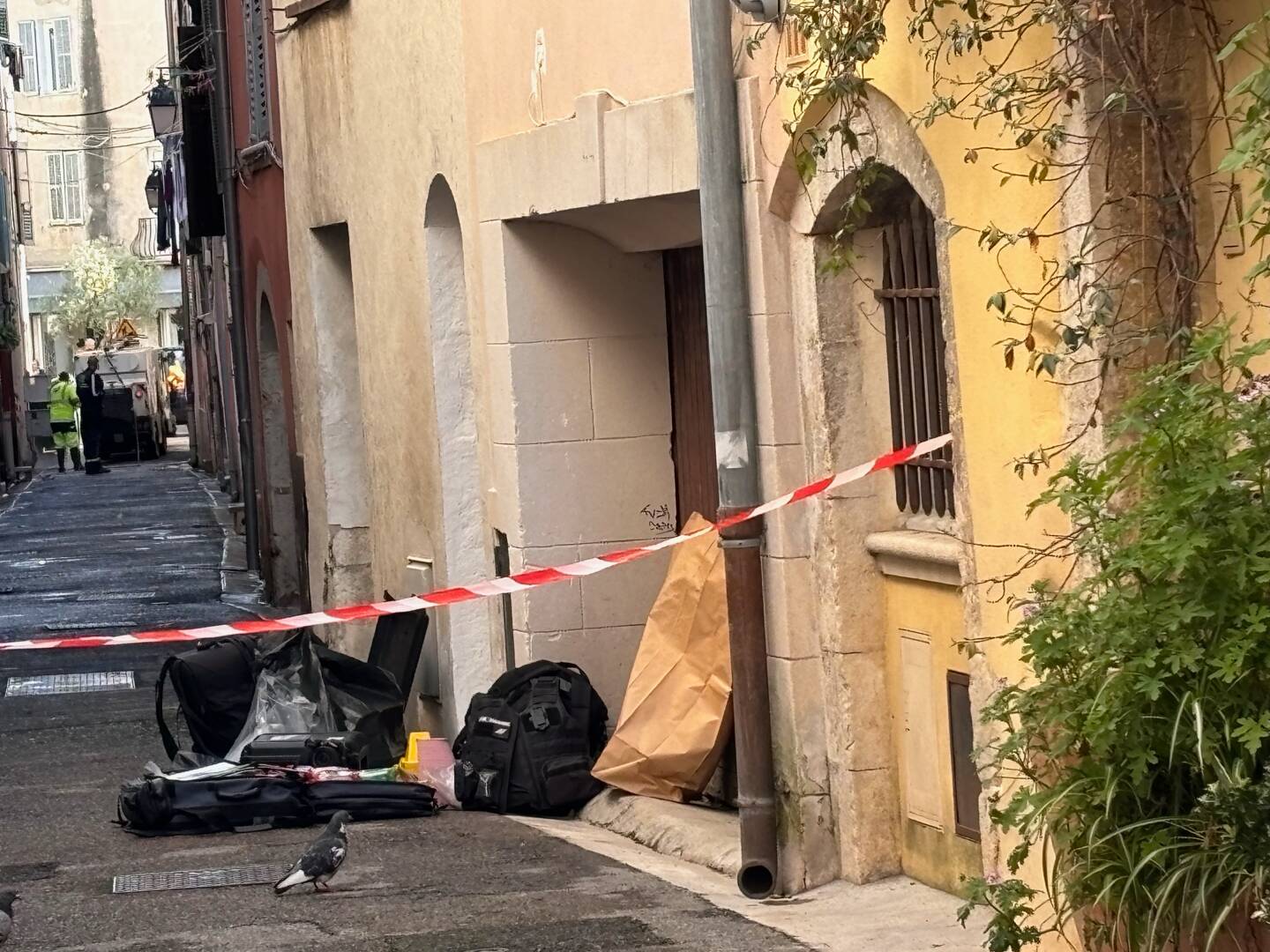 La victime s’est écroulée rue Masséna à Vence, devant son domicile. Elle n’a pu être réanimée.