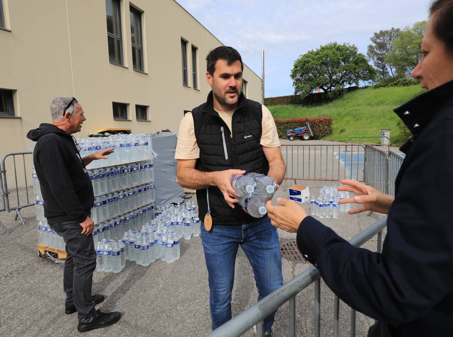 Distribution de bouteilles d’eau, ce dimanche, sur le parking du gymnase Emilie-Fer, à La Colle-sur-Loup.