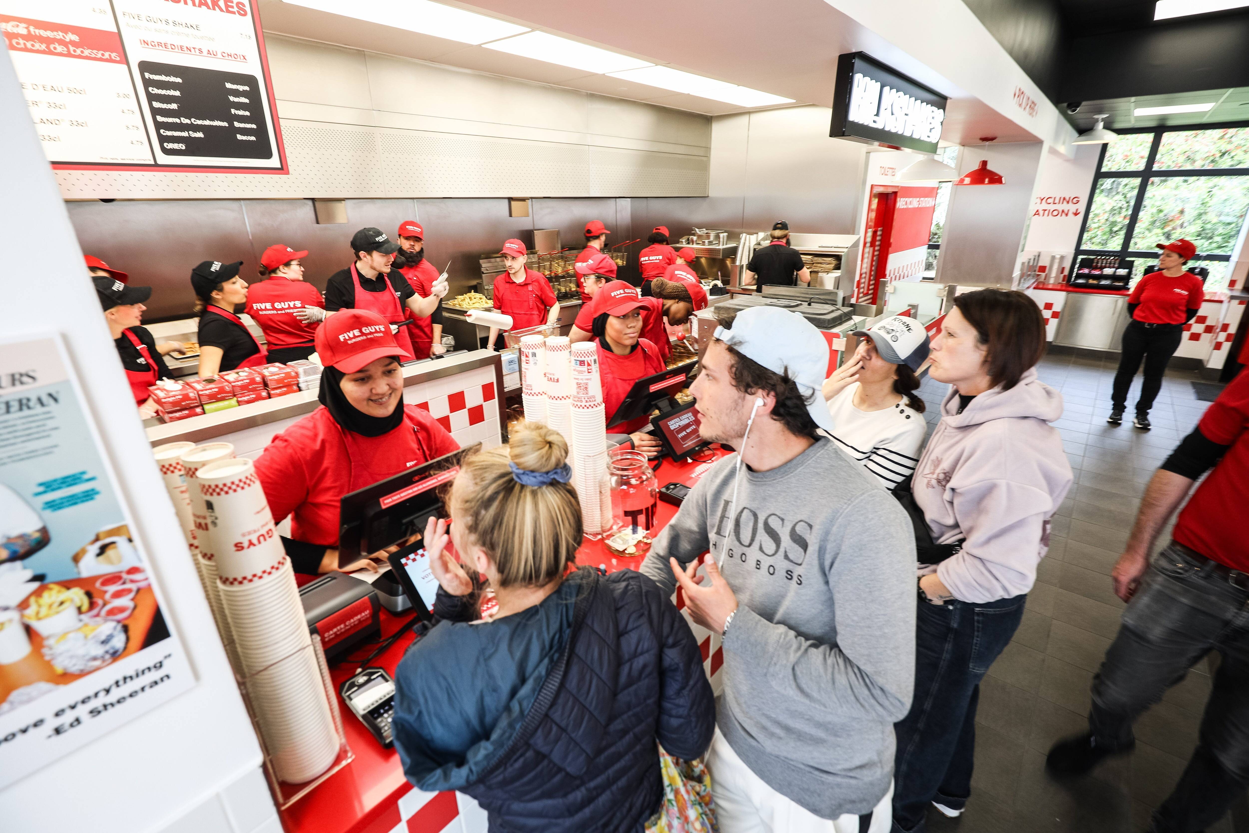 "Ça faisait douze ans que j'attendais ça": le fast-food Five Guys a ouvert son premier restaurant dans le Var
