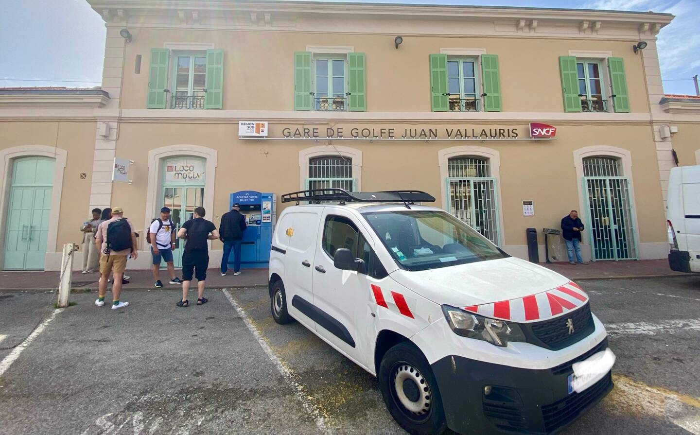 Ce lundi, plusieurs touristes faisaient la queue devant le distributeur de la gare de Golfe-Juan Vallauris.