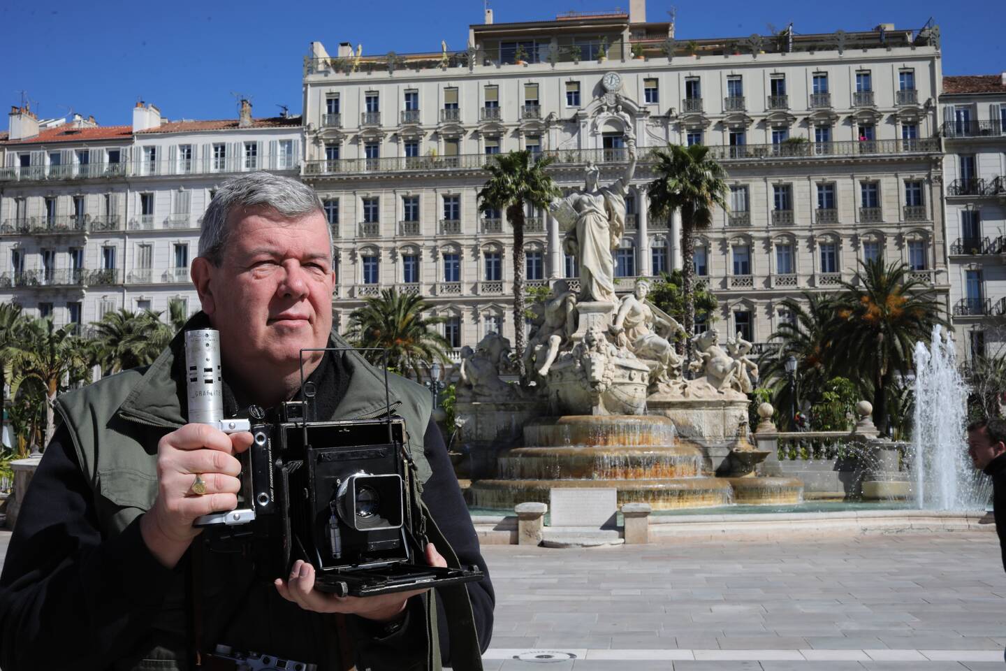 Thierry de Villeneuve, avec son Graflex "Speed Graphic", appareil photo utilisé notamment en 1944 par le photographe américain Arland B. Musser pour immortaliser l’arrivée d’un char sur la place de la LIberté, à Toulon.