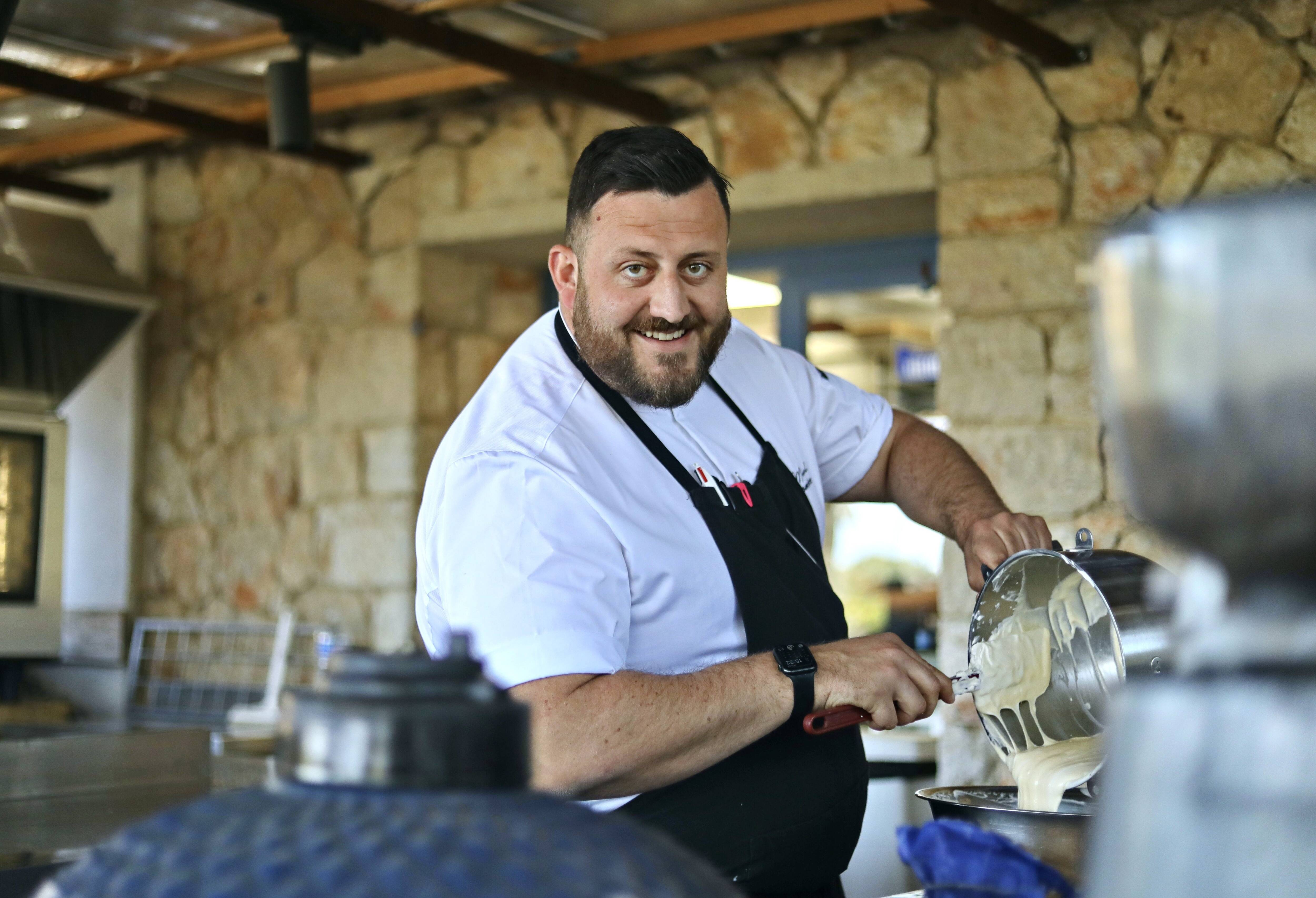 Qui est ce chef basé à Porquerolles, qui cuisine des desserts à base de céleri et d'artichaut?