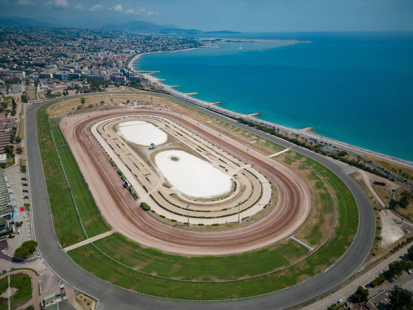 Dès le début du printemps jusqu’à la fin août, l’hippodrome de la Côte d’Azur n’arrose plus ses pistes en gazon afin d’économiser l’eau, comme ici en août 2022.
(Photo Sébastien Botella)