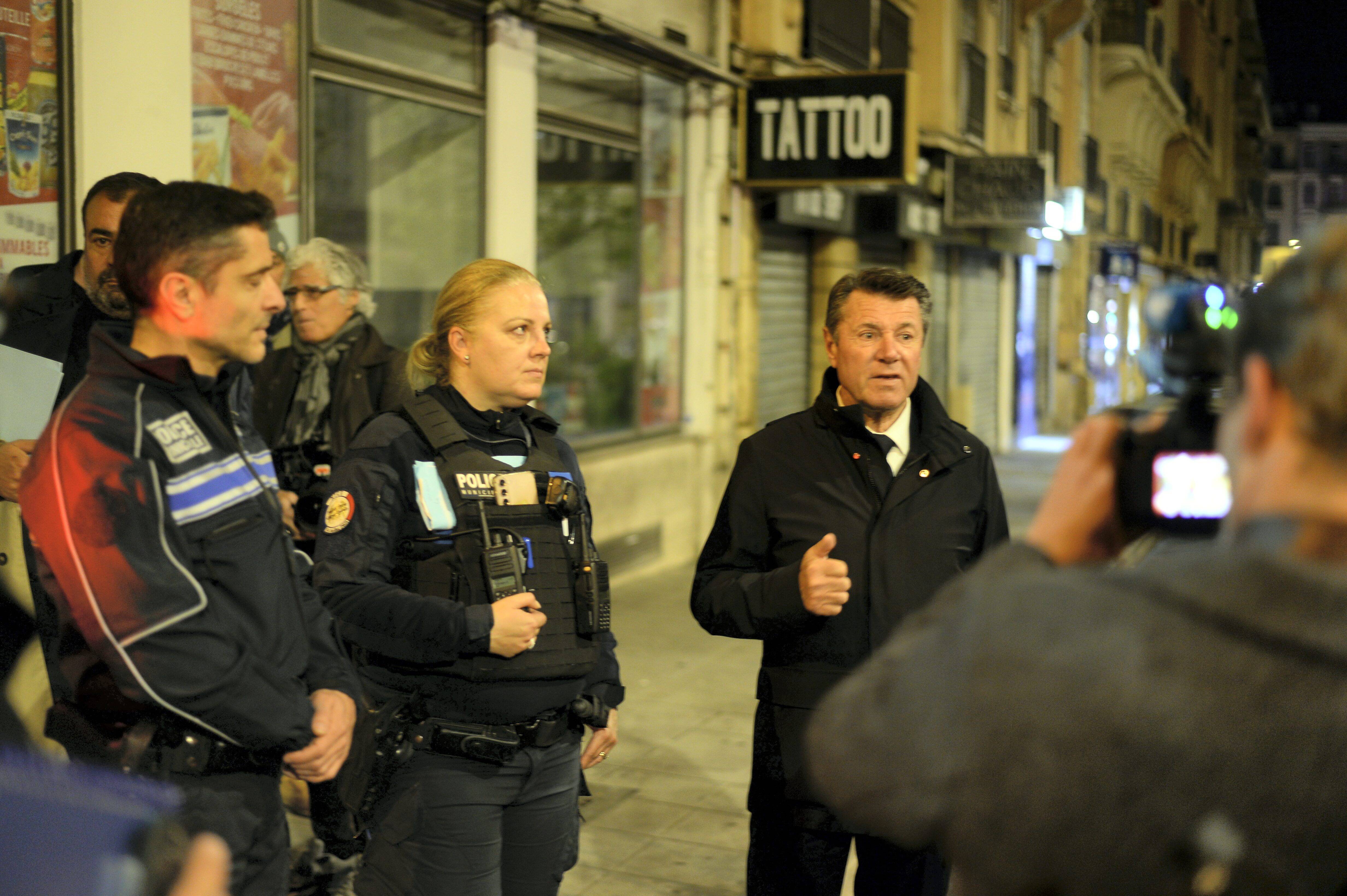 "Nous ne sommes pas les pères fouettards": Christian Estrosi dans la rue pour l'entrée en vigueur du couvre-feu à Nice