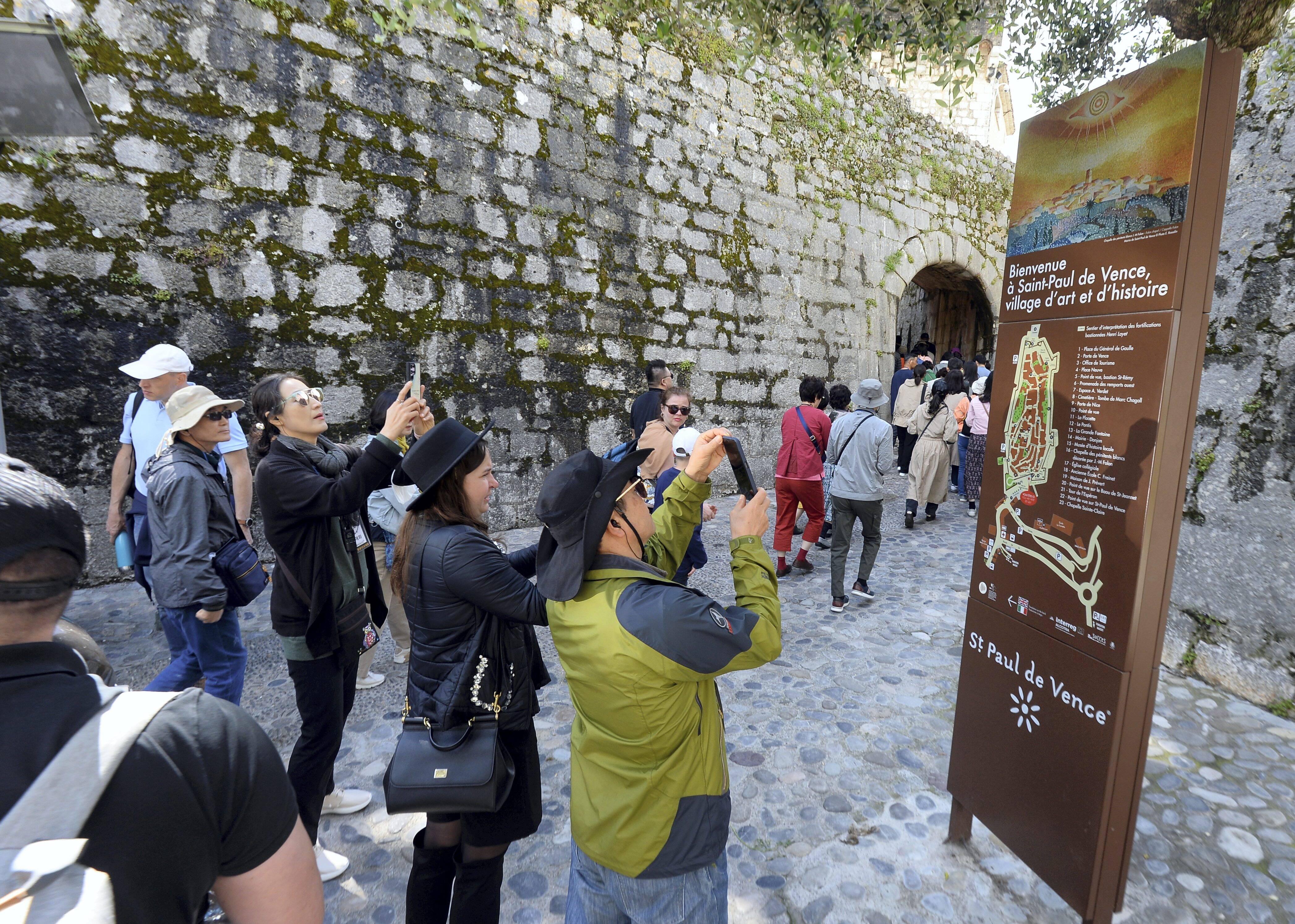 "Le mauvais temps n'a pas effrayé les touristes": à Saint-Paul-de-Vence le début de saison se profile très bien