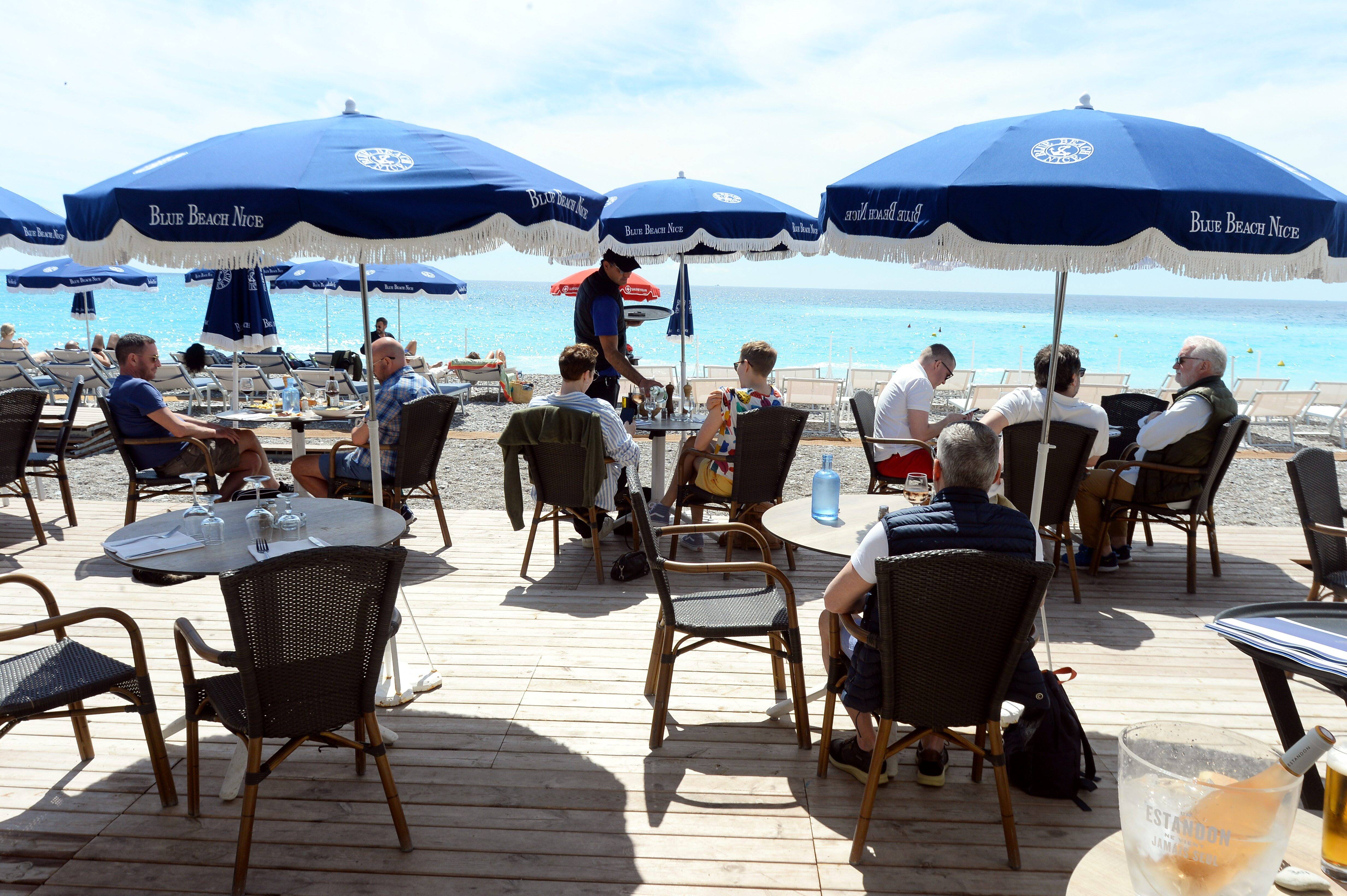"Il pleut tout le temps, la mer est constamment agitée, c'est toujours perturbé": les plagistes azuréens pas gâtés par la météo en ce début de saison