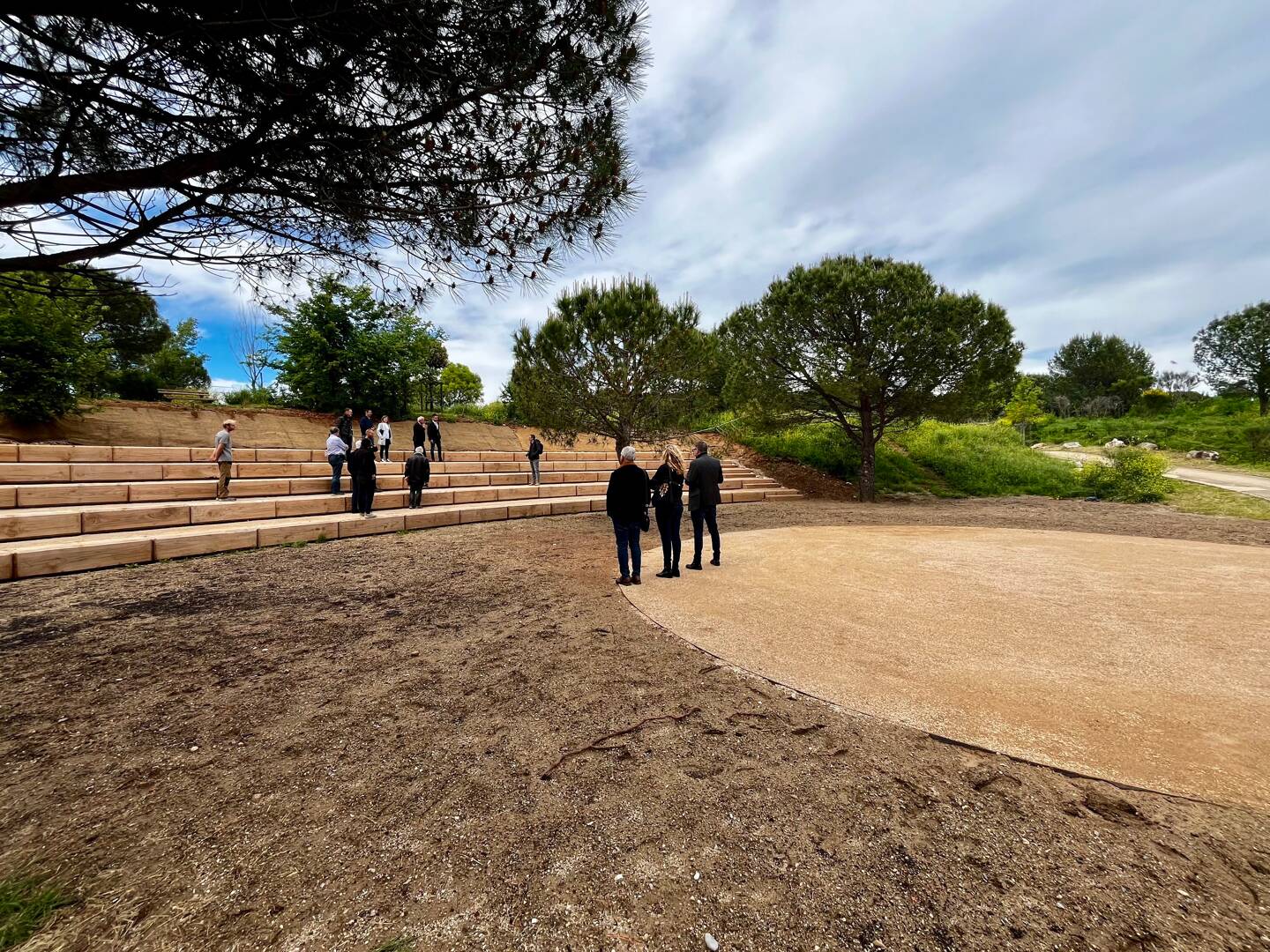 Attention, deux photos.L’amphithéâtre en plein air a coûté 108.000 euros à la Ville. Les toilettes sèches (à droite), 50.000 euros.