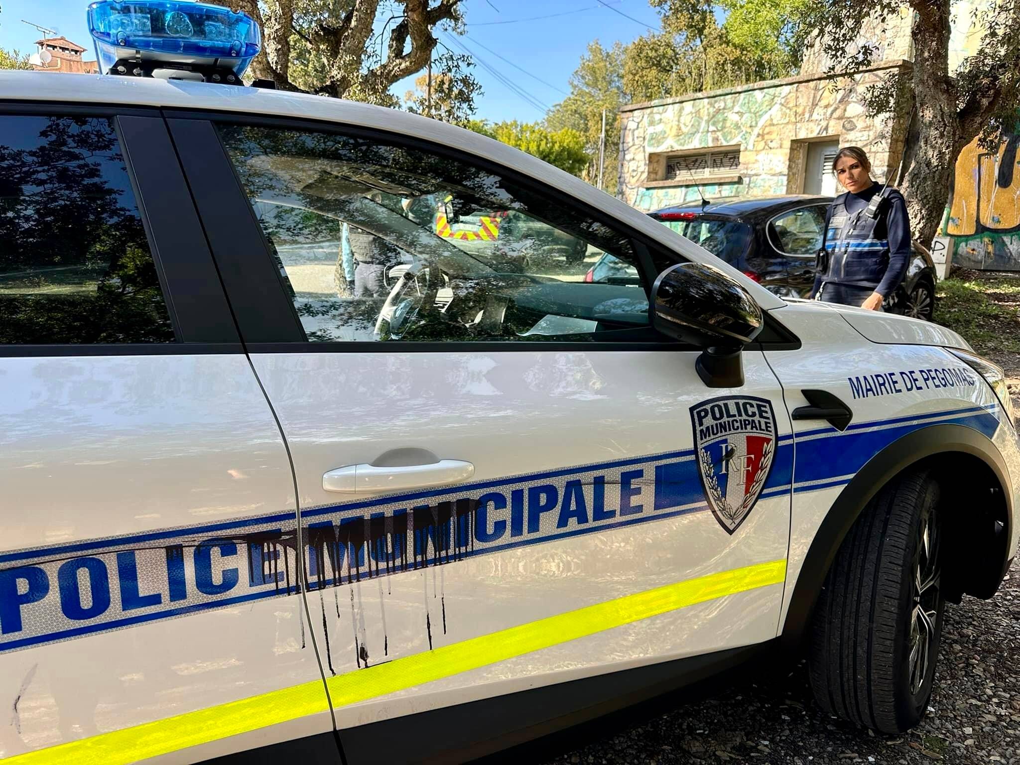 Le tagueur en série a sévi sur une voiture de police à Pégomas