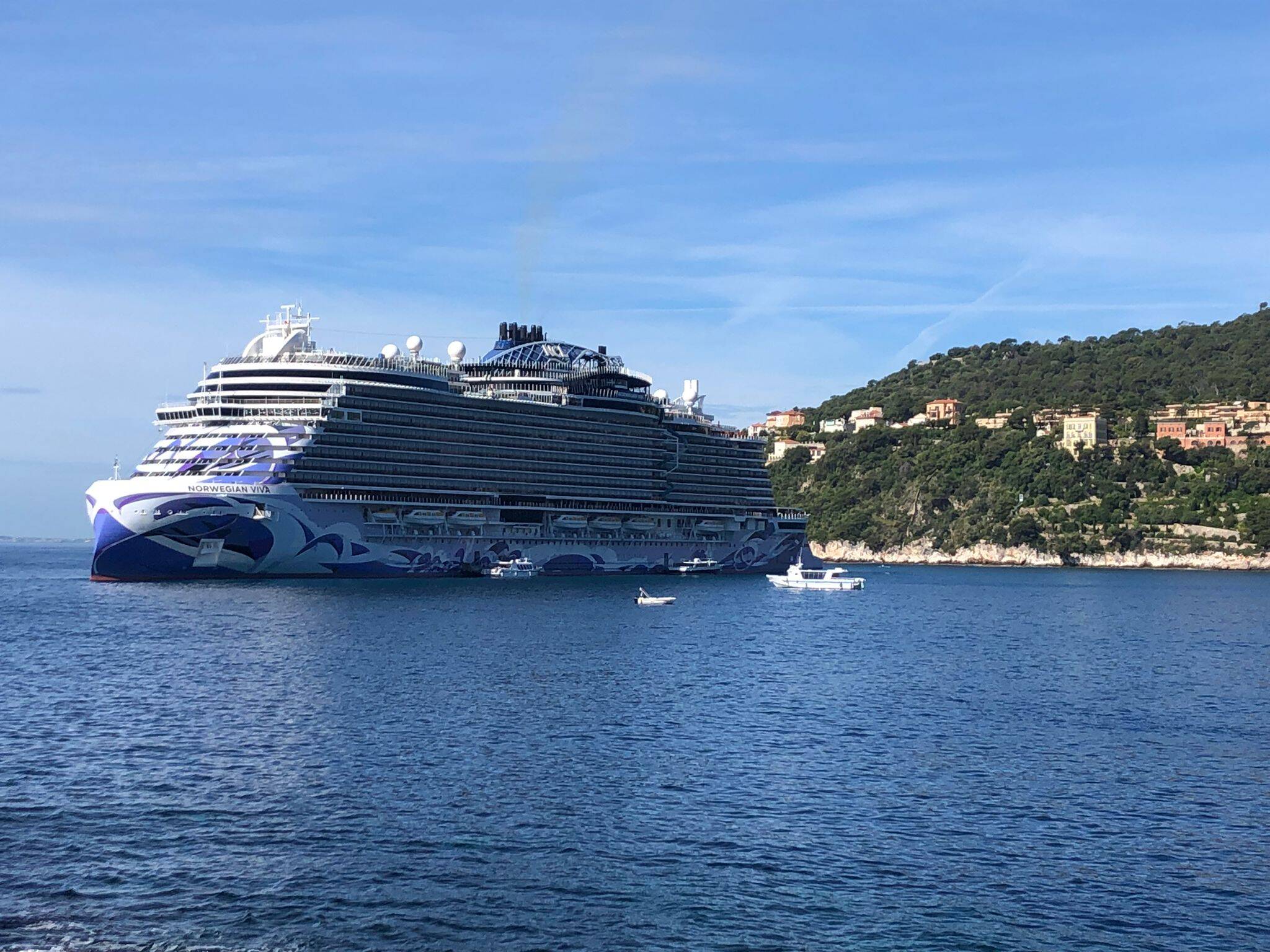 Pourquoi cet énorme bateau de croisière mouillé en rade de Villefranche a-t-il abandonné des passagers en Espagne lors d'une précédente escale?